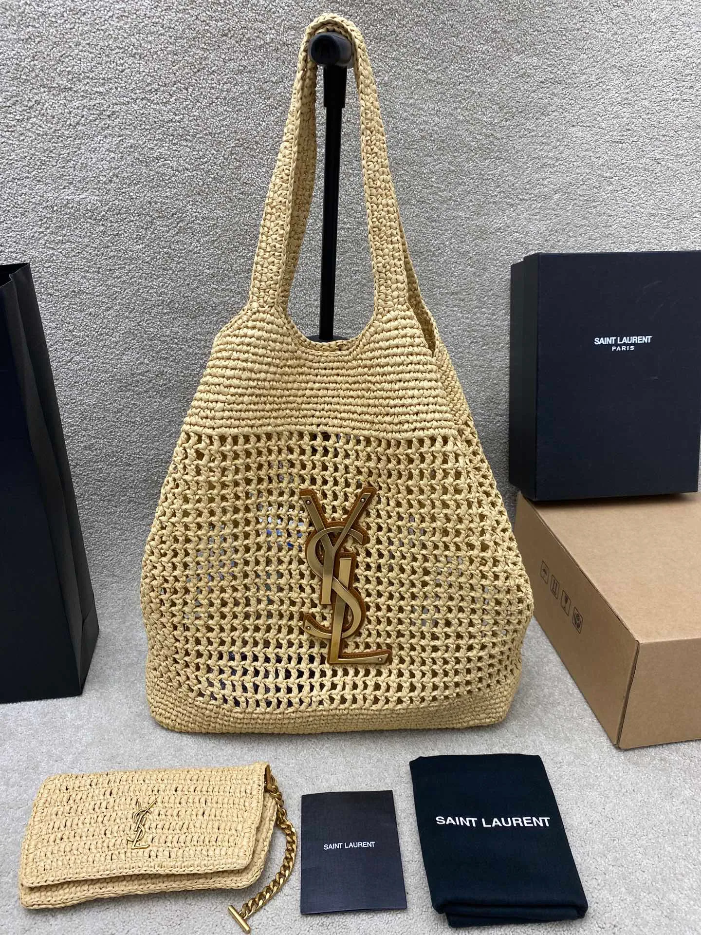 p2360 premium original factory woven raffia/gold 🌈ICARE_woven shopping bag is full of artistic flavor, the raffia weaving is very solid, French lazy style, smooth shape, with a simple big logo, high-end atmosphere and very photogenic. Large capacity, lightweight and versatile, it is my favorite bag when going out! It can be paired with fresh and casual, and you can just carry it with you on vacation👍20241050 Style number: 772191 [Braided raffia] Size: 37-55x43×5cm [This style does not come with packaging] Small bag size: 21.7x16.9x2cm