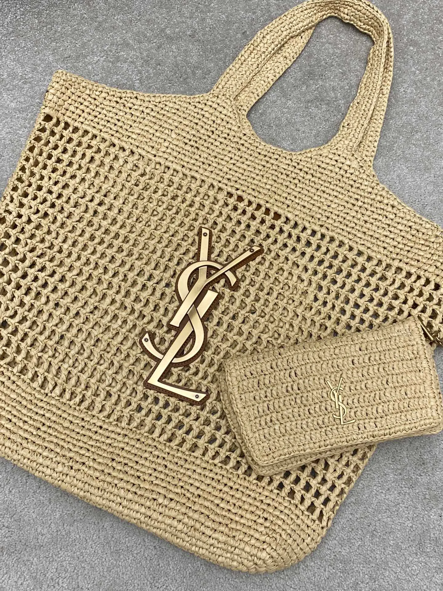 p2360 premium original factory woven raffia/gold 🌈ICARE_woven shopping bag is full of artistic flavor, the raffia weaving is very solid, French lazy style, smooth shape, with a simple big logo, high-end atmosphere and very photogenic. Large capacity, lightweight and versatile, it is my favorite bag when going out! It can be paired with fresh and casual, and you can just carry it with you on vacation👍20241050 Style number: 772191 [Braided raffia] Size: 37-55x43×5cm [This style does not come with packaging] Small bag size: 21.7x16.9x2cm