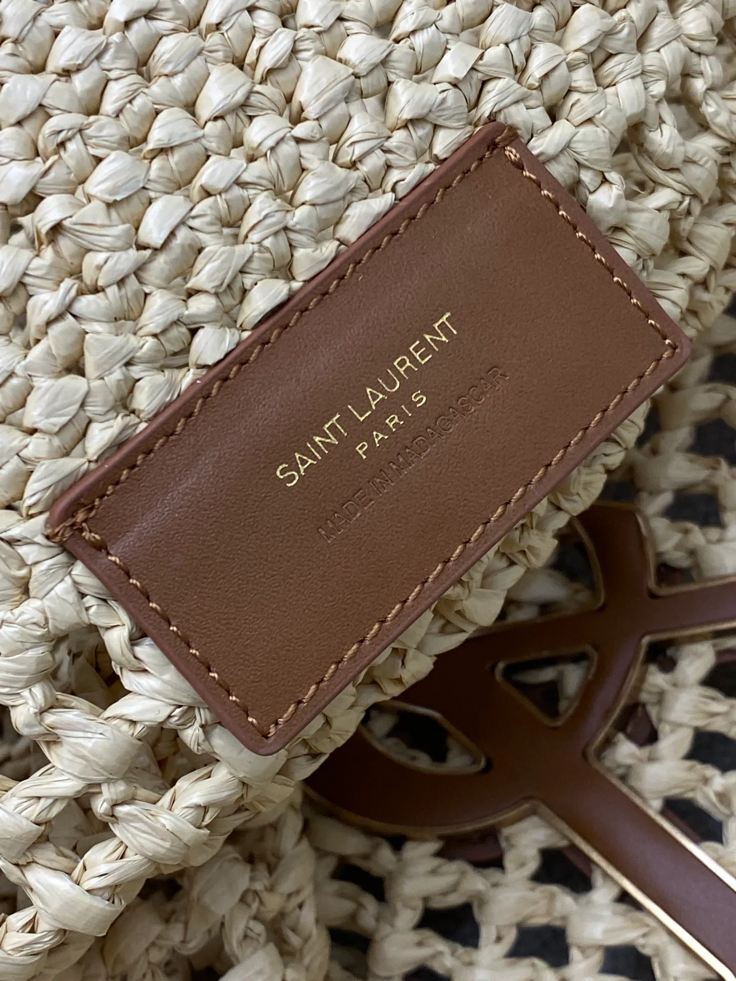 p2360 premium original factory woven raffia/gold 🌈ICARE_woven shopping bag is full of artistic flavor, the raffia weaving is very solid, French lazy style, smooth shape, with a simple big logo, high-end atmosphere and very photogenic. Large capacity, lightweight and versatile, it is my favorite bag when going out! It can be paired with fresh and casual, and you can just carry it with you on vacation👍20241050 Style number: 772191 [Braided raffia] Size: 37-55x43×5cm [This style does not come with packaging] Small bag size: 21.7x16.9x2cm