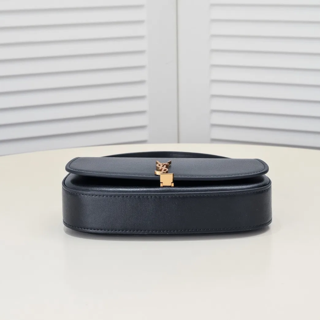 💰400￥sᴀɪɴᴛ ʟᴀᴜʀᴇɴᴛ [𝙑𝙊𝙇𝙏𝘼𝙄𝙍𝙀 ] 24 The latest Voltaire 𝙈𝙞𝙣𝙞 oval underarm backpack! Super chic minimalist design, showing the ultimate Saint Laurent French style, a very authentic retro feel that can be carried under the arm or on the back, the flip buckle is very novel ♥️If you have space, the Plus phone is completely stress-free, the front flip design 𝙇𝙀 𝘾𝘼𝙎𝙎𝘼𝙉𝘿𝙍𝙀 turn-buckle closure, leather-lined bronze accessories A flat bag! Simple and elegant, this is the easiest way for you to start. Item number: 8031 ​​Size: 21×11×4.5cm Shoulder strap height: 24
