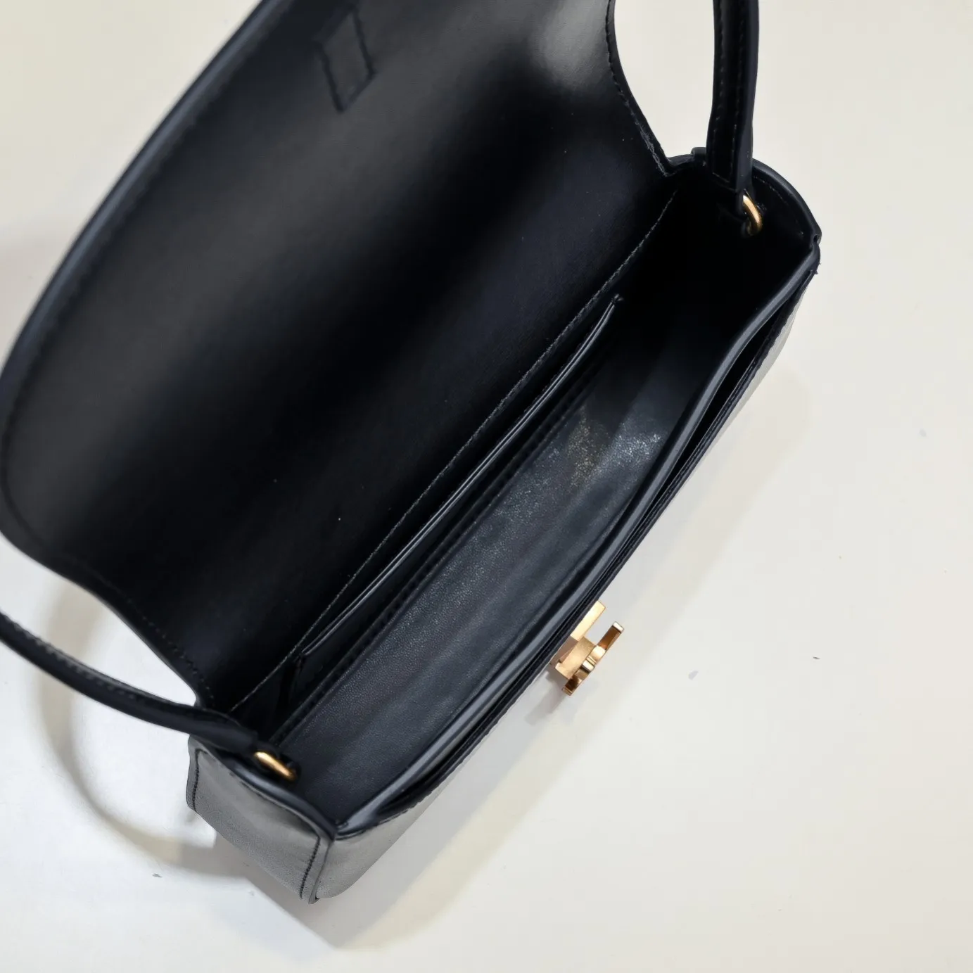 💰400￥sᴀɪɴᴛ ʟᴀᴜʀᴇɴᴛ [𝙑𝙊𝙇𝙏𝘼𝙄𝙍𝙀 ] 24 The latest Voltaire 𝙈𝙞𝙣𝙞 oval underarm backpack! Super chic minimalist design, showing the ultimate Saint Laurent French style, a very authentic retro feel that can be carried under the arm or on the back, the flip buckle is very novel ♥️If you have space, the Plus phone is completely stress-free, the front flip design 𝙇𝙀 𝘾𝘼𝙎𝙎𝘼𝙉𝘿𝙍𝙀 turn-buckle closure, leather-lined bronze accessories A flat bag! Simple and elegant, this is the easiest way for you to start. Item number: 8031 ​​Size: 21×11×4.5cm Shoulder strap height: 24
