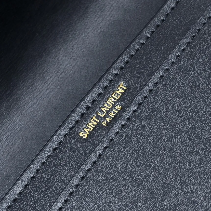 💰400￥sᴀɪɴᴛ ʟᴀᴜʀᴇɴᴛ [𝙑𝙊𝙇𝙏𝘼𝙄𝙍𝙀 ] 24 The latest Voltaire 𝙈𝙞𝙣𝙞 oval underarm backpack! Super chic minimalist design, showing the ultimate Saint Laurent French style, a very authentic retro feel that can be carried under the arm or on the back, the flip buckle is very novel ♥️If you have space, the Plus phone is completely stress-free, the front flip design 𝙇𝙀 𝘾𝘼𝙎𝙎𝘼𝙉𝘿𝙍𝙀 turn-buckle closure, leather-lined bronze accessories A flat bag! Simple and elegant, this is the easiest way for you to start. Item number: 8031 ​​Size: 21×11×4.5cm Shoulder strap height: 24
