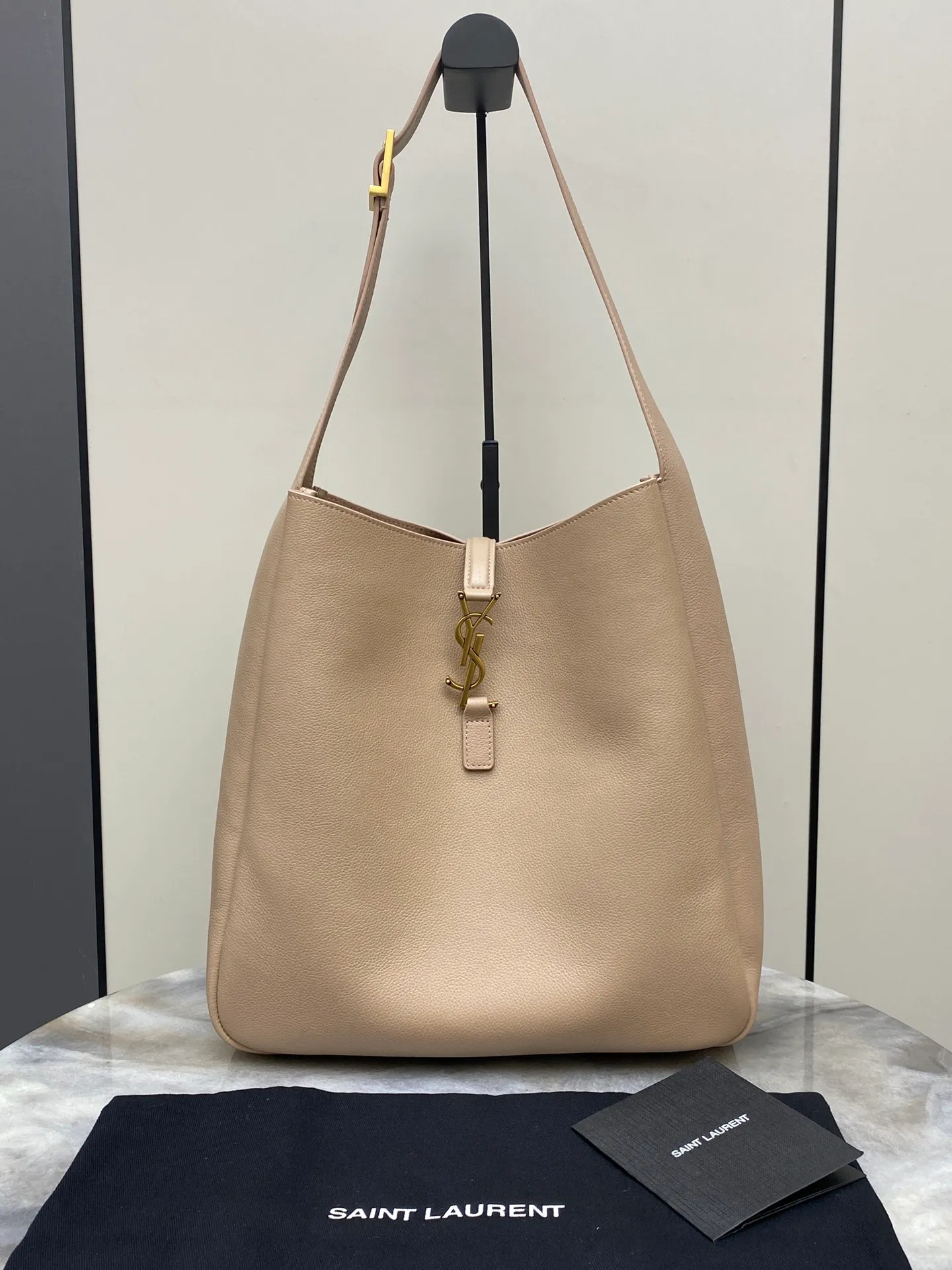 💰1900 rose sand plain/antique gold 🌈LE5A7 large smooth leather soft handbag, the same style as the Korean star Hobo!! This year’s extremely popular armpit bag Y family is late but it’s here! ! The outline of the bag is simple and three-dimensional, and it looks stiff but not too sharp. Paired with the brand's iconic plug-in buckle, the overall look gives it a unique temperament that is both classic and elegant, yet also fashionable and modern. 20230950 Model: 753837 [original leather] Size: 30x31x13cm