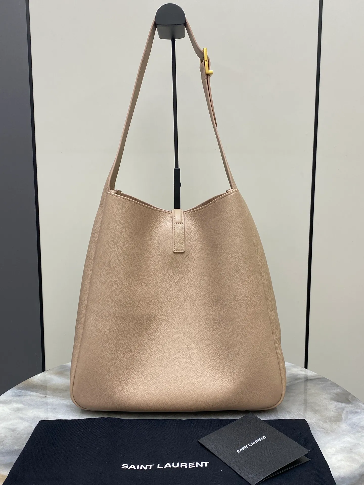 💰1900 rose sand plain/antique gold 🌈LE5A7 large smooth leather soft handbag, the same style as the Korean star Hobo!! This year’s extremely popular armpit bag Y family is late but it’s here! ! The outline of the bag is simple and three-dimensional, and it looks stiff but not too sharp. Paired with the brand's iconic plug-in buckle, the overall look gives it a unique temperament that is both classic and elegant, yet also fashionable and modern. 20230950 Model: 753837 [original leather] Size: 30x31x13cm