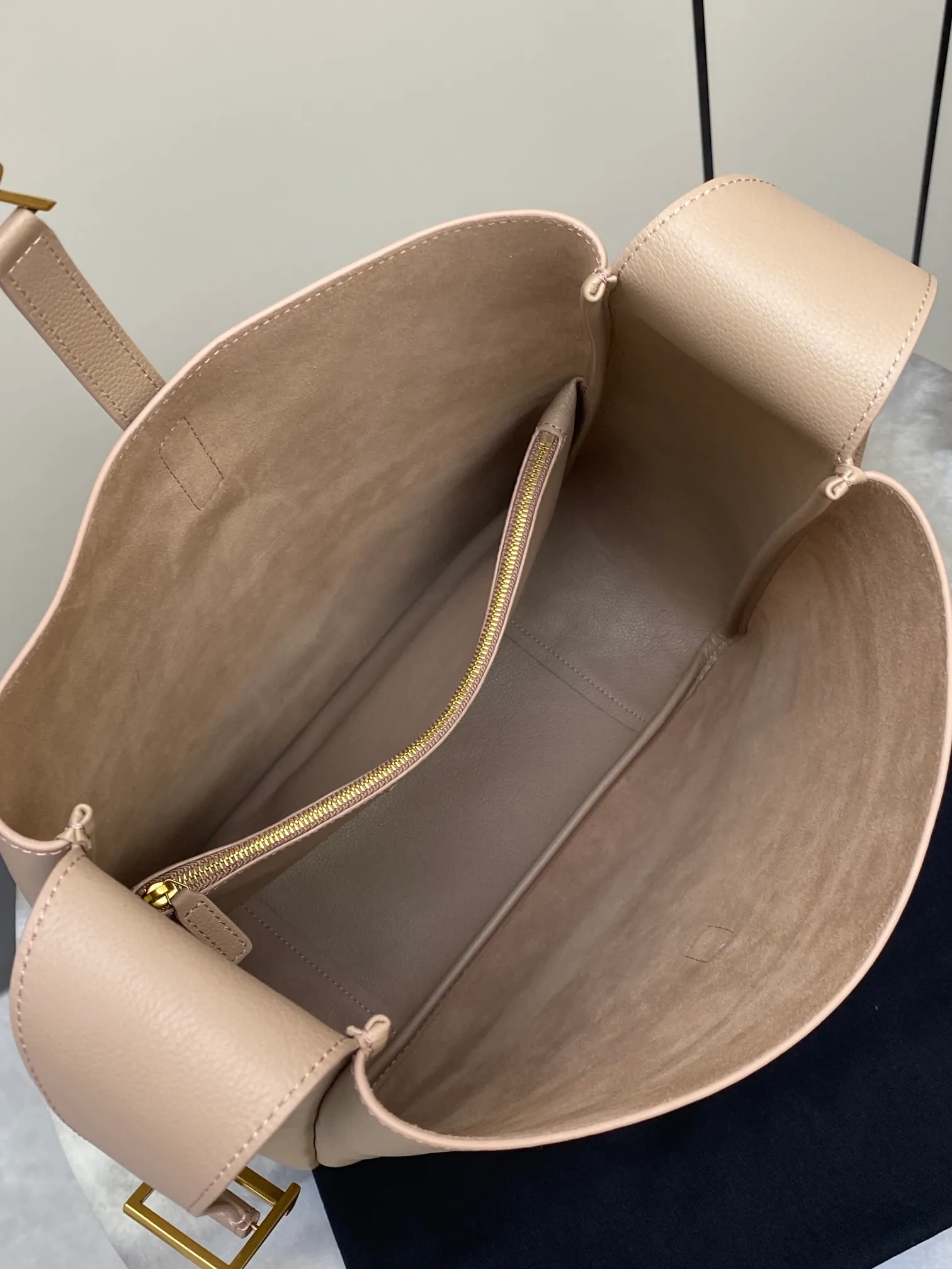 💰1900 rose sand plain/antique gold 🌈LE5A7 large smooth leather soft handbag, the same style as the Korean star Hobo!! This year’s extremely popular armpit bag Y family is late but it’s here! ! The outline of the bag is simple and three-dimensional, and it looks stiff but not too sharp. Paired with the brand's iconic plug-in buckle, the overall look gives it a unique temperament that is both classic and elegant, yet also fashionable and modern. 20230950 Model: 753837 [original leather] Size: 30x31x13cm