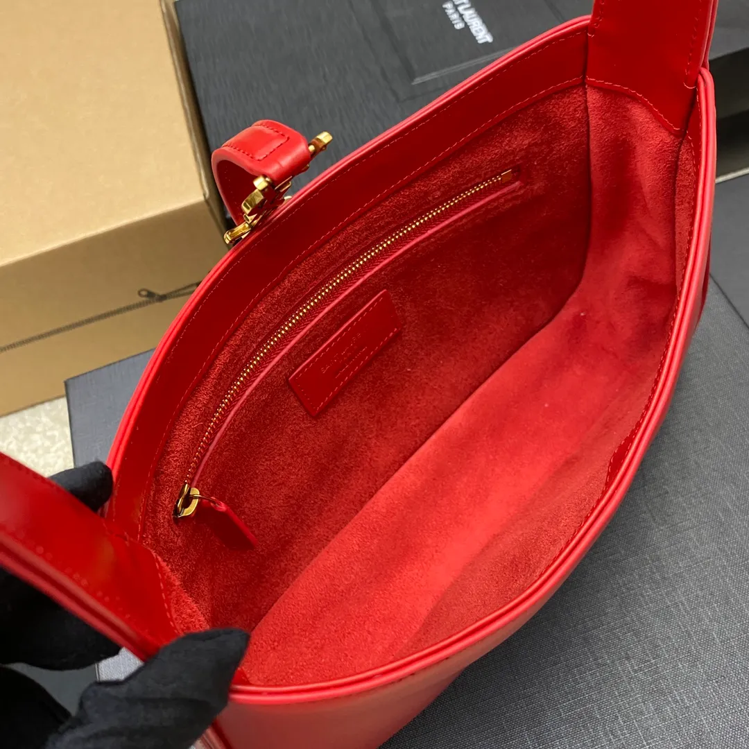 Red plain weave/gold buckle 🌈2022 spring and summer new armpit bag 🔥One of this year’s treasure bags 👍Minimalist shape + metal logo buckle opening and closing design Adjustable shoulder strap Simple, beautiful and high-end feel The bag is light and easy to match The wife is so beautiful✨The bag has sufficient capacity💋20220680 Model: 657228 [Original leather] Size: 24.5*14*6cm