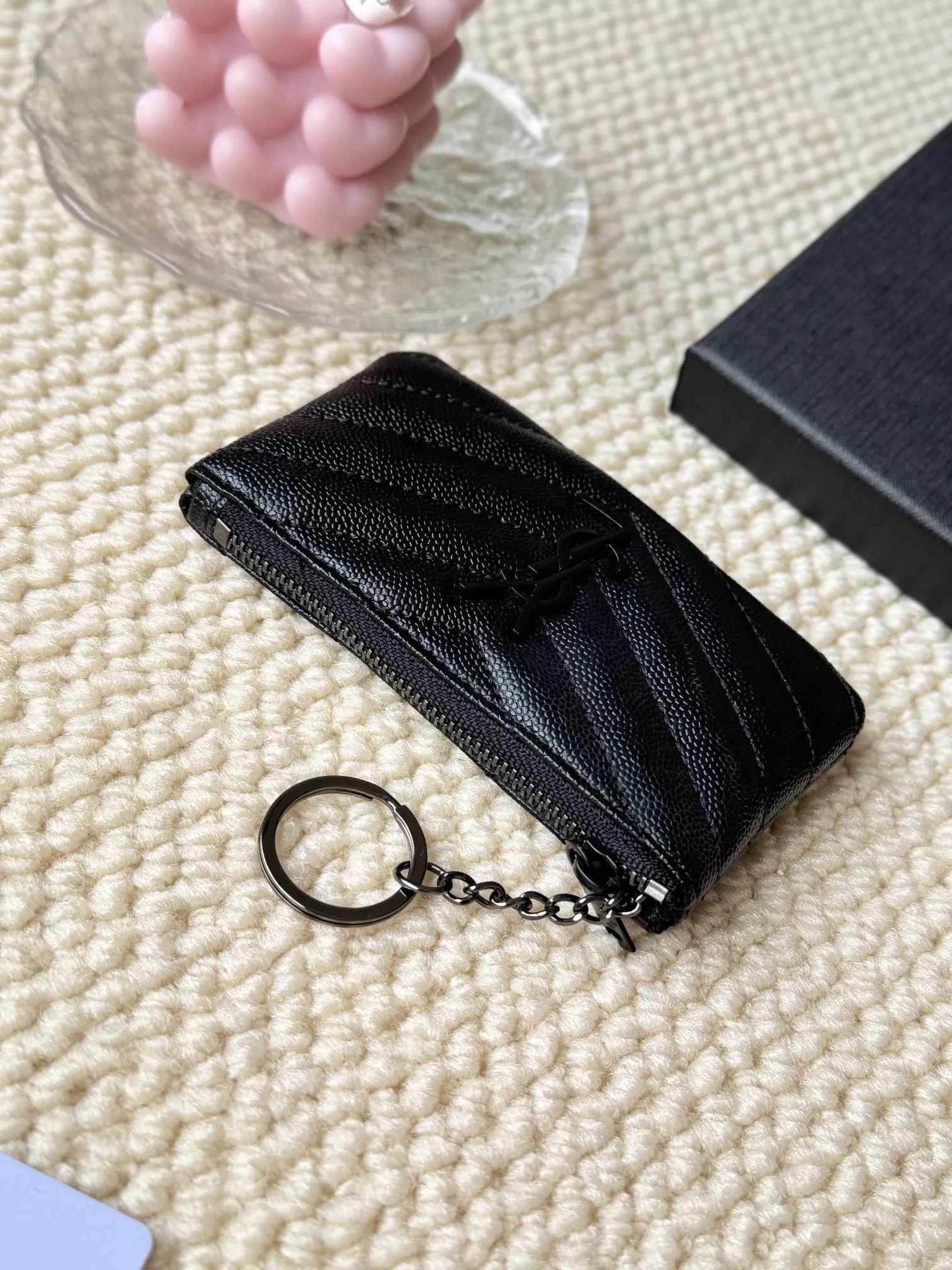 💰140 The first key bag in the ysl series, a V-shaped chain bag, matching key ring, grosgrain lining, and exquisite hardware make this small leather goods particularly good. It can be used as a key bag or coin purse, suitable for men and women. Great for giving as a gift or for personal use! Style number: 438386 Size: 13x7.5x2cm