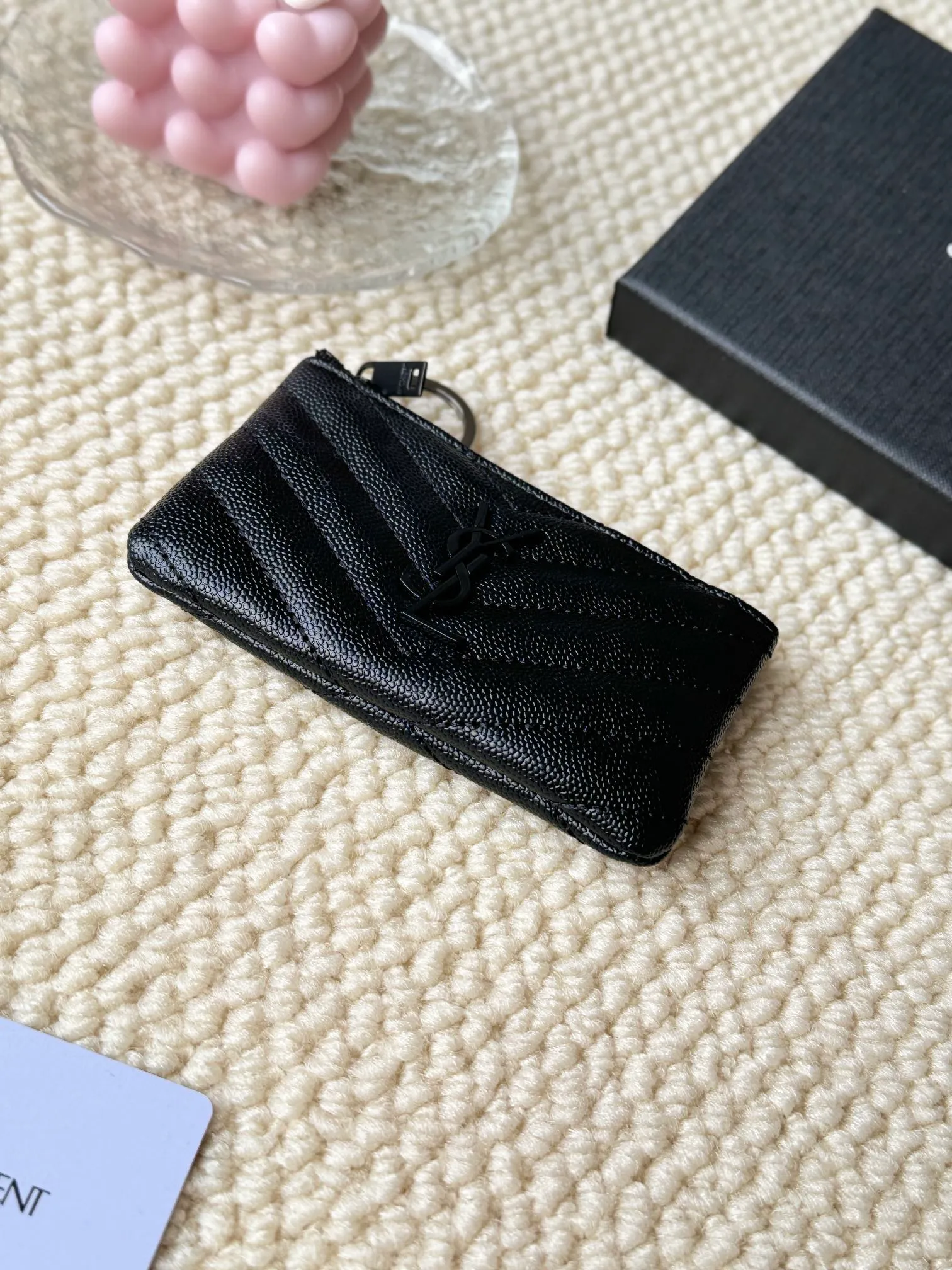 💰140 The first key bag in the ysl series, a V-shaped chain bag, matching key ring, grosgrain lining, and exquisite hardware make this small leather goods particularly good. It can be used as a key bag or coin purse, suitable for men and women. Great for giving as a gift or for personal use! Style number: 438386 Size: 13x7.5x2cm