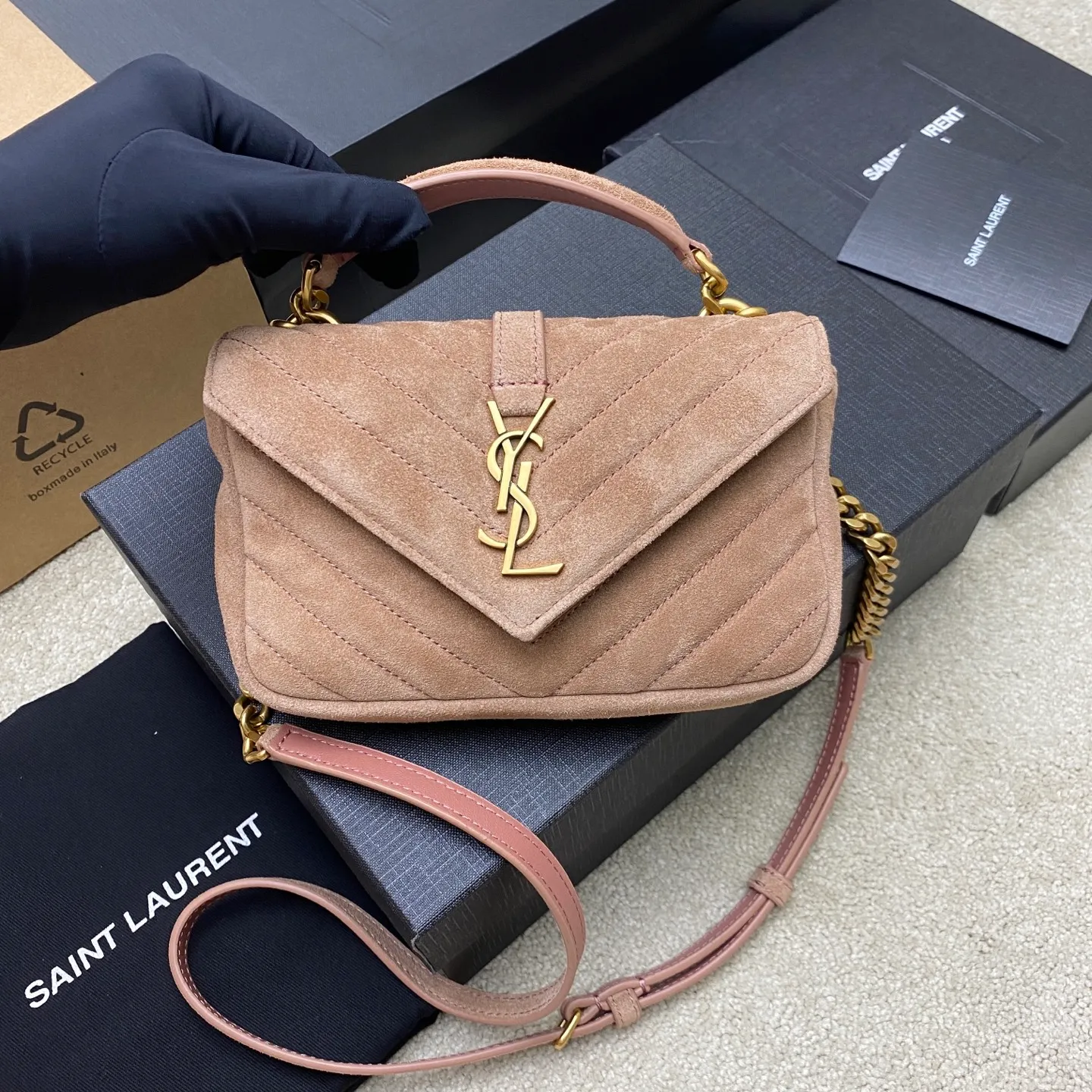 Matte pink/antique gold 🌈The new College frosted leather mini messenger bag😘The multi-functional item is equipped with a top handle and a detachable leather spliced ​​chain long shoulder strap. It is classic and more casual. It has various concave shapes and is recommended for everyone! The retro waxed leather is really super nice👍20250690 Style number: 779430 [original leather] Size: 20x13x3cm