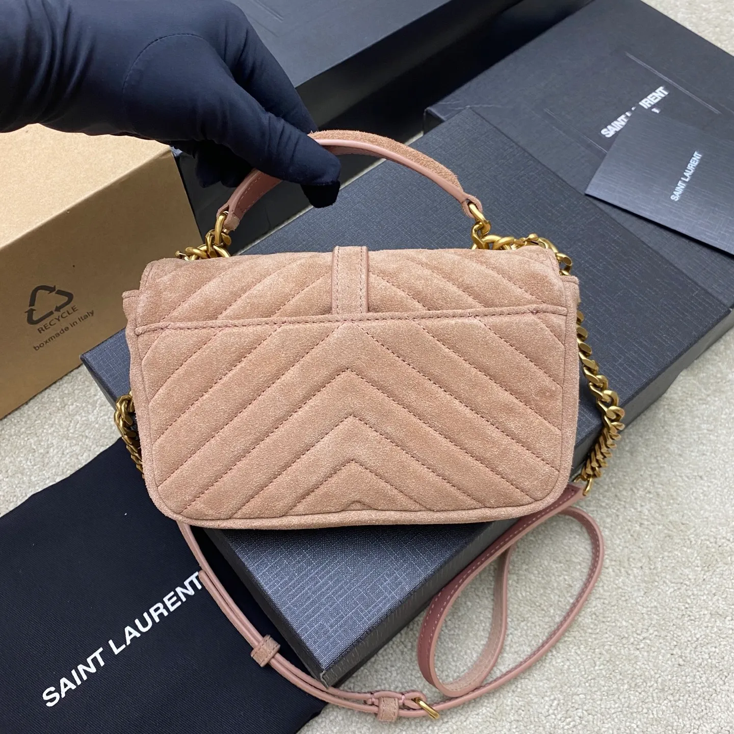Matte pink/antique gold 🌈The new College frosted leather mini messenger bag😘The multi-functional item is equipped with a top handle and a detachable leather spliced ​​chain long shoulder strap. It is classic and more casual. It has various concave shapes and is recommended for everyone! The retro waxed leather is really super nice👍20250690 Style number: 779430 [original leather] Size: 20x13x3cm