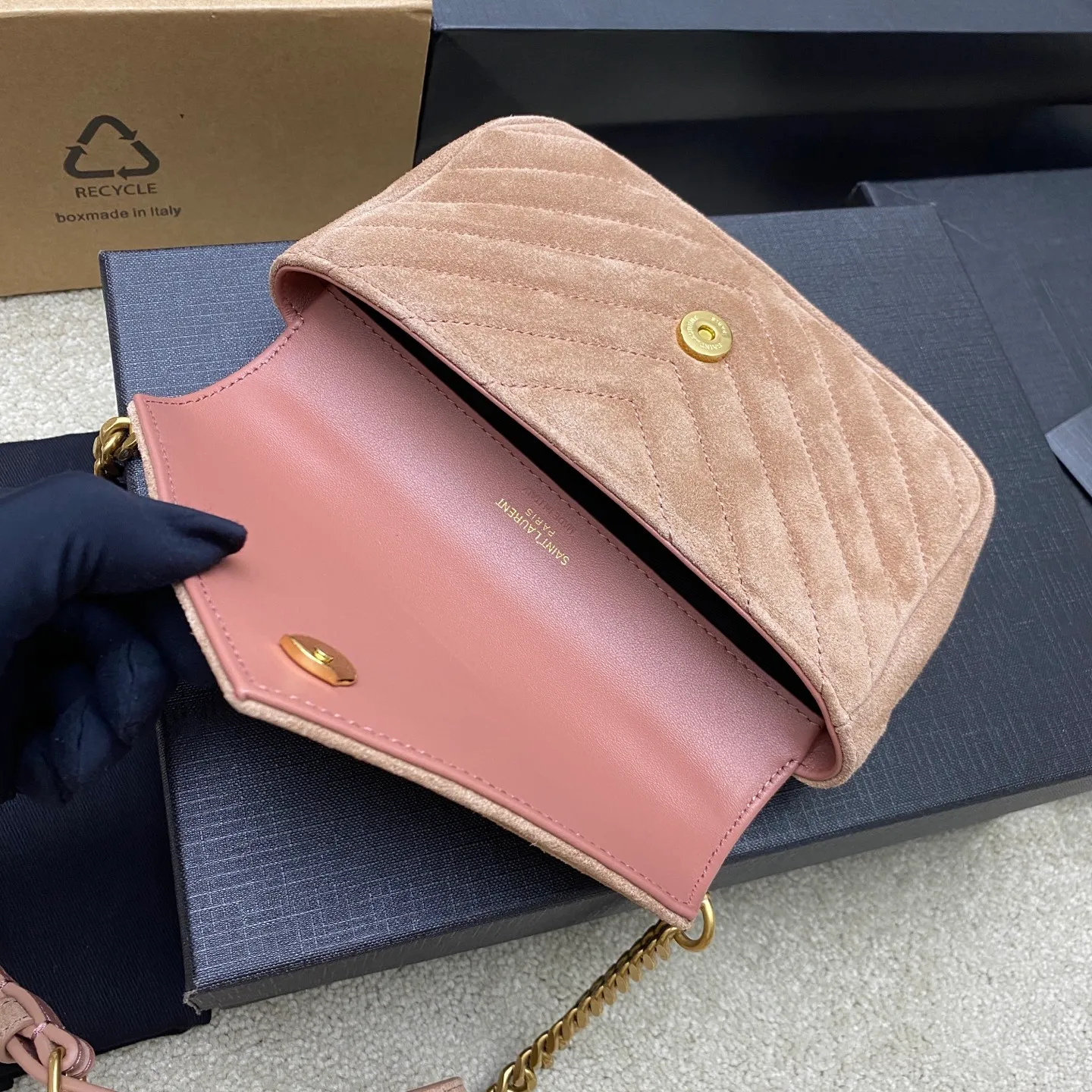 Matte pink/antique gold 🌈The new College frosted leather mini messenger bag😘The multi-functional item is equipped with a top handle and a detachable leather spliced ​​chain long shoulder strap. It is classic and more casual. It has various concave shapes and is recommended for everyone! The retro waxed leather is really super nice👍20250690 Style number: 779430 [original leather] Size: 20x13x3cm