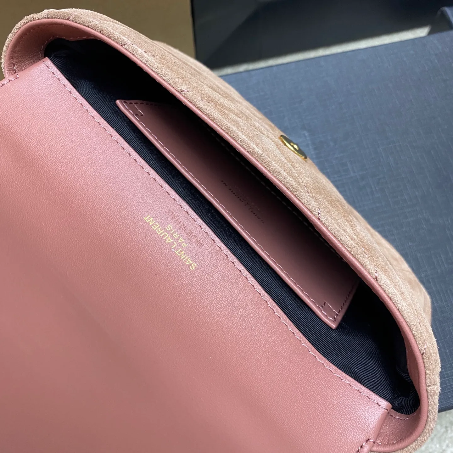 Matte pink/antique gold 🌈The new College frosted leather mini messenger bag😘The multi-functional item is equipped with a top handle and a detachable leather spliced ​​chain long shoulder strap. It is classic and more casual. It has various concave shapes and is recommended for everyone! The retro waxed leather is really super nice👍20250690 Style number: 779430 [original leather] Size: 20x13x3cm