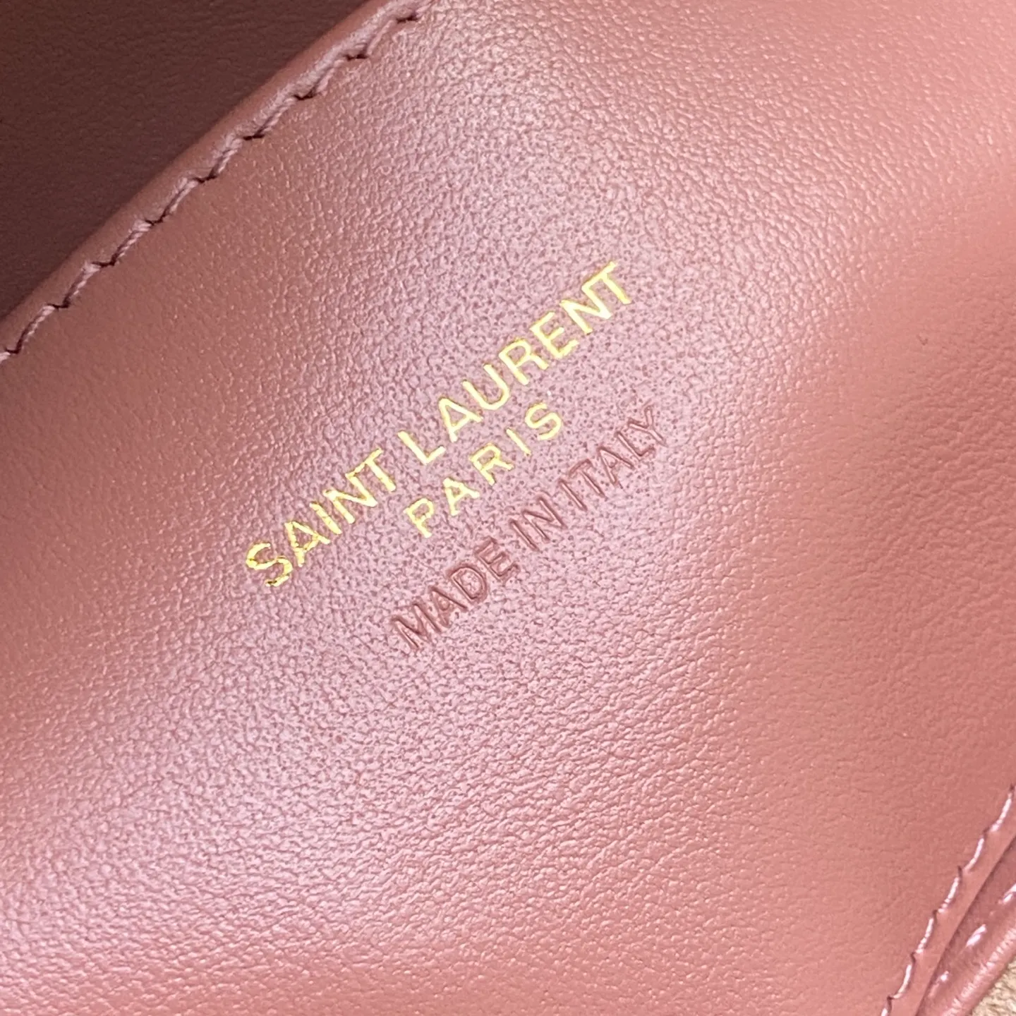 Matte pink/antique gold 🌈The new College frosted leather mini messenger bag😘The multi-functional item is equipped with a top handle and a detachable leather spliced ​​chain long shoulder strap. It is classic and more casual. It has various concave shapes and is recommended for everyone! The retro waxed leather is really super nice👍20250690 Style number: 779430 [original leather] Size: 20x13x3cm