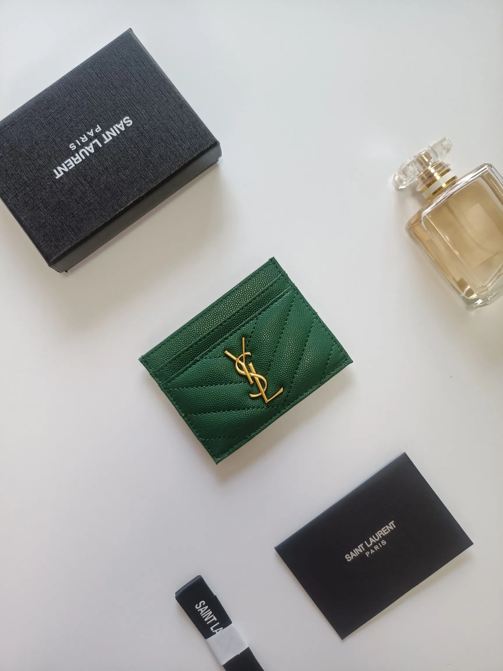 💰90 Yves Saint Laurent new product shipped👉Genuine pickup bag, cowhide ball pattern🎀Sheep pattern microfiber lining, jacquard stitching genuine leather credit card holder, metal interlocking YSL logo original single-pair hardware, replica details😋Style number: 423291😎Dimensions: 10.5×7.5×0.5cm