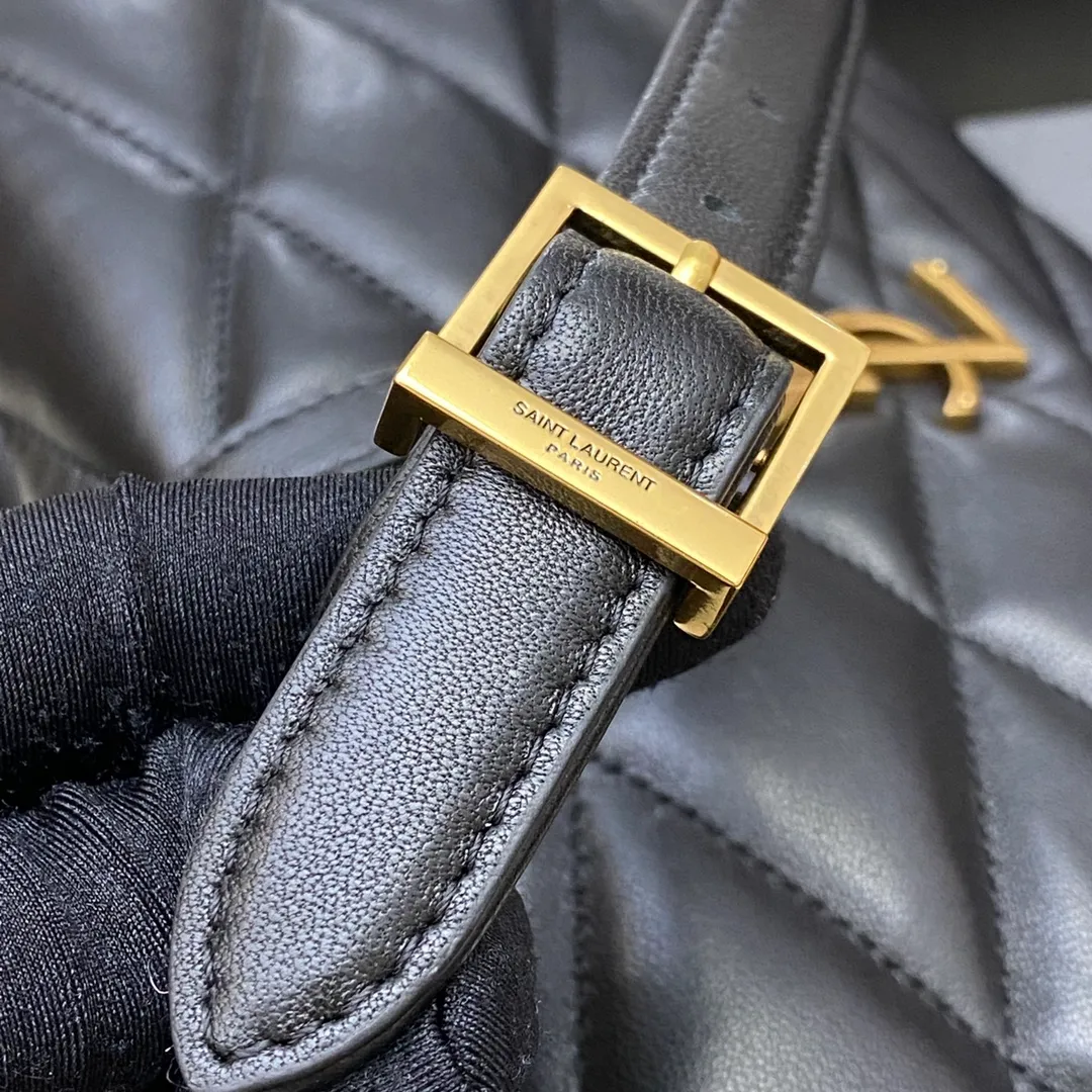 p1560 Premium original black sheepskin/gold 🌈LE 57 series quilted armpit bag. These days, if you don’t have an armpit bag, you’d be embarrassed to say you’re a trendy person, right? The entire bag adopts diamond-shaped quilting technology, and the metal logo decoration on the front adds a finishing touch. Exquisite workmanship and romantic sentiment meet and blend! The original Italian lamb leather feels soft and comfortable, so soft that I always want to wear it! For banquets, it can be worn with any outfit. It can be used casually or as a goddess. It is a versatile tool👍20220650 Model: 698567 [original leather] Size: 24×18×5.5cm