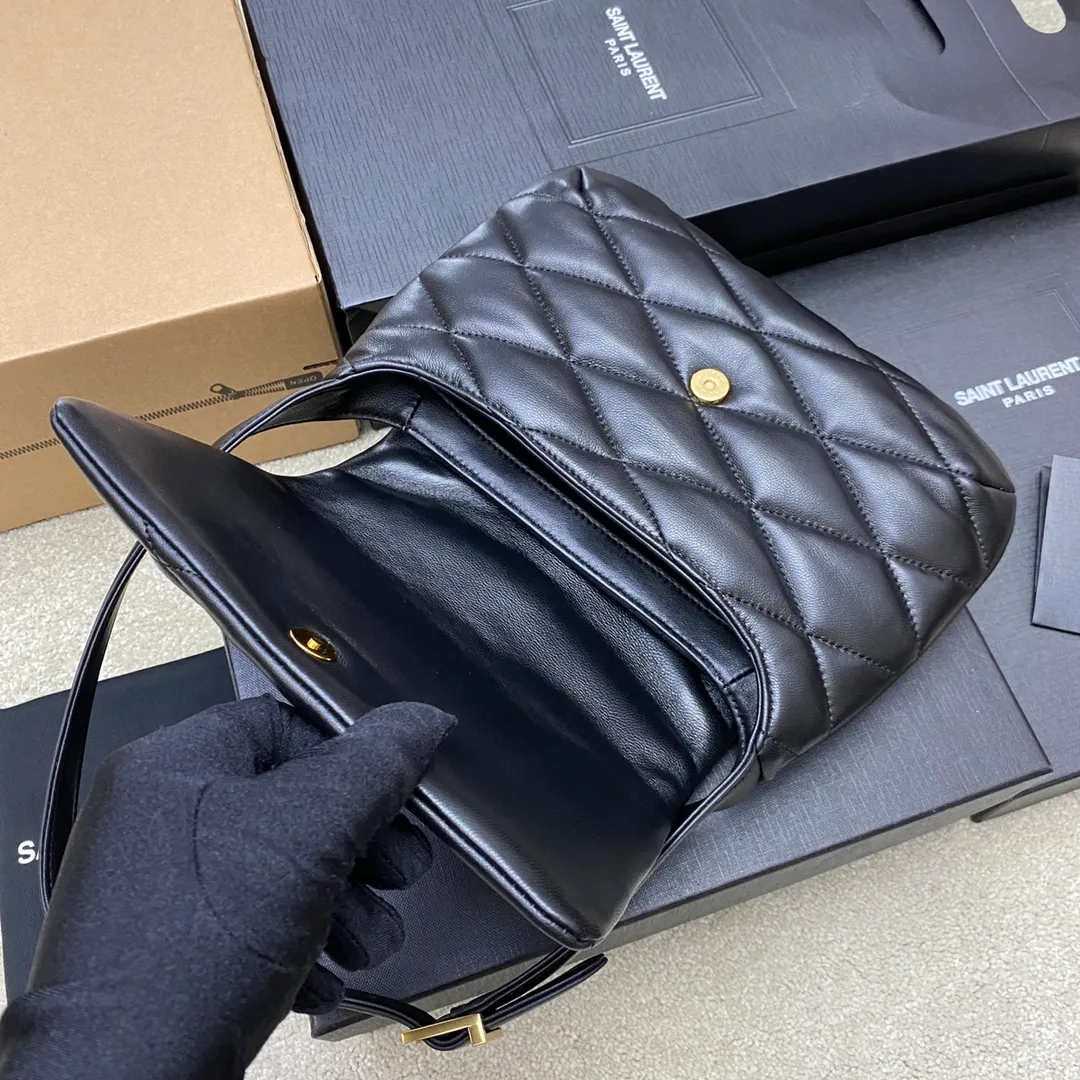 p1560 Premium original black sheepskin/gold 🌈LE 57 series quilted armpit bag. These days, if you don’t have an armpit bag, you’d be embarrassed to say you’re a trendy person, right? The entire bag adopts diamond-shaped quilting technology, and the metal logo decoration on the front adds a finishing touch. Exquisite workmanship and romantic sentiment meet and blend! The original Italian lamb leather feels soft and comfortable, so soft that I always want to wear it! For banquets, it can be worn with any outfit. It can be used casually or as a goddess. It is a versatile tool👍20220650 Model: 698567 [original leather] Size: 24×18×5.5cm