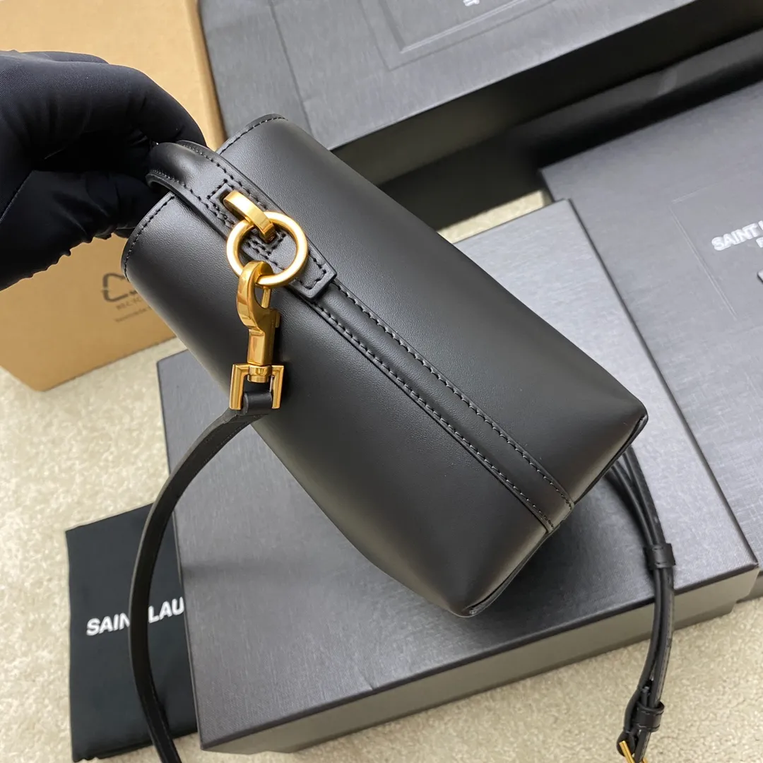 💰1500 🌈New LE 37 mini glossy leather handbag, super nice bucket bag with handle_New bag type, made of original Italian calfskin, the bag has a simple and three-dimensional outline, looks stiff but not too sharp, there is a metal foot nail at the bottom, with a classic iconic metal logo plug-in buckle, the whole gives a unique temperament that is both classic and elegant, but also very fashionable and modern😍20230750 Model: 765870 [original leather] Size: 15×13×6cm
