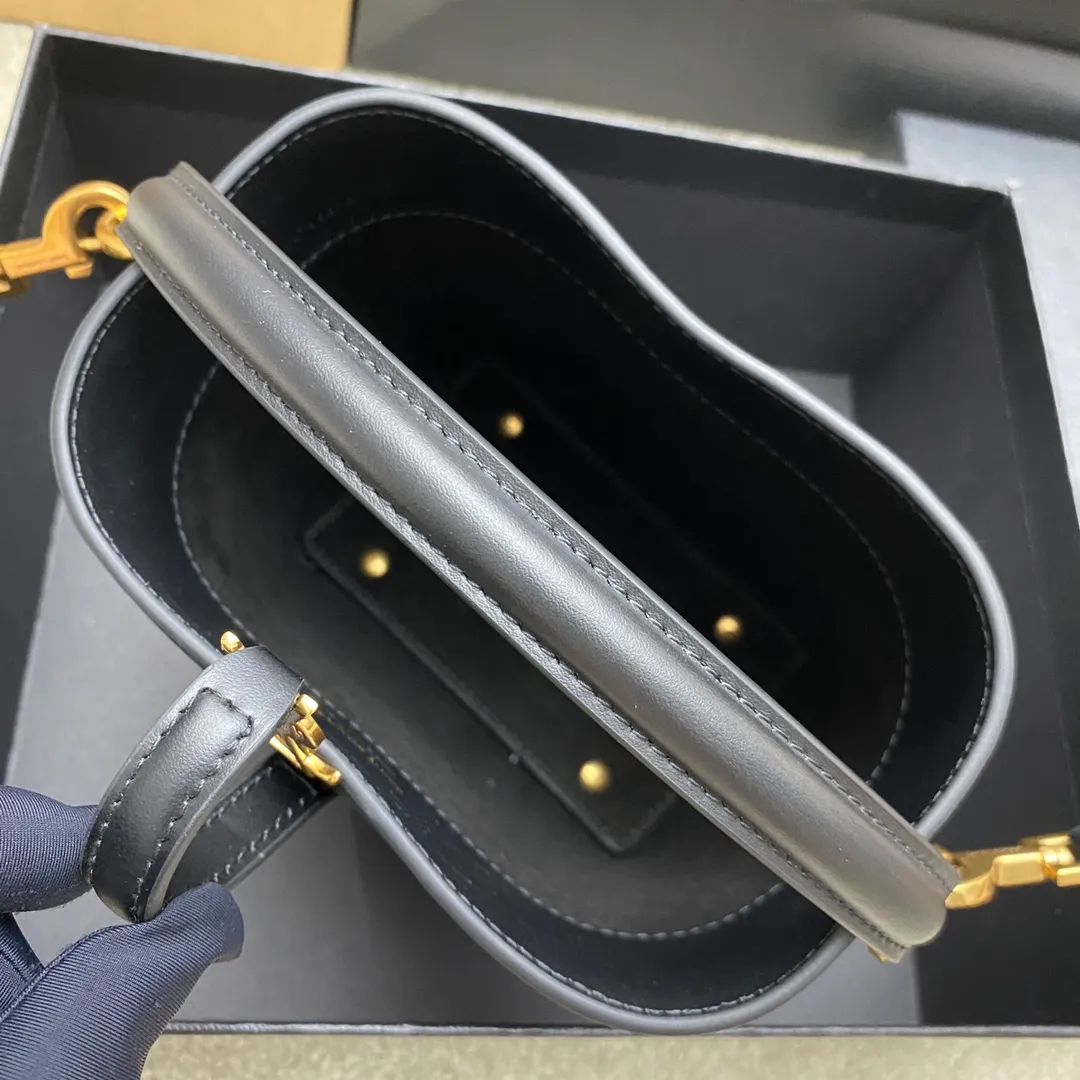 💰1500 🌈New LE 37 mini glossy leather handbag, super nice bucket bag with handle_New bag type, made of original Italian calfskin, the bag has a simple and three-dimensional outline, looks stiff but not too sharp, there is a metal foot nail at the bottom, with a classic iconic metal logo plug-in buckle, the whole gives a unique temperament that is both classic and elegant, but also very fashionable and modern😍20230750 Model: 765870 [original leather] Size: 15×13×6cm