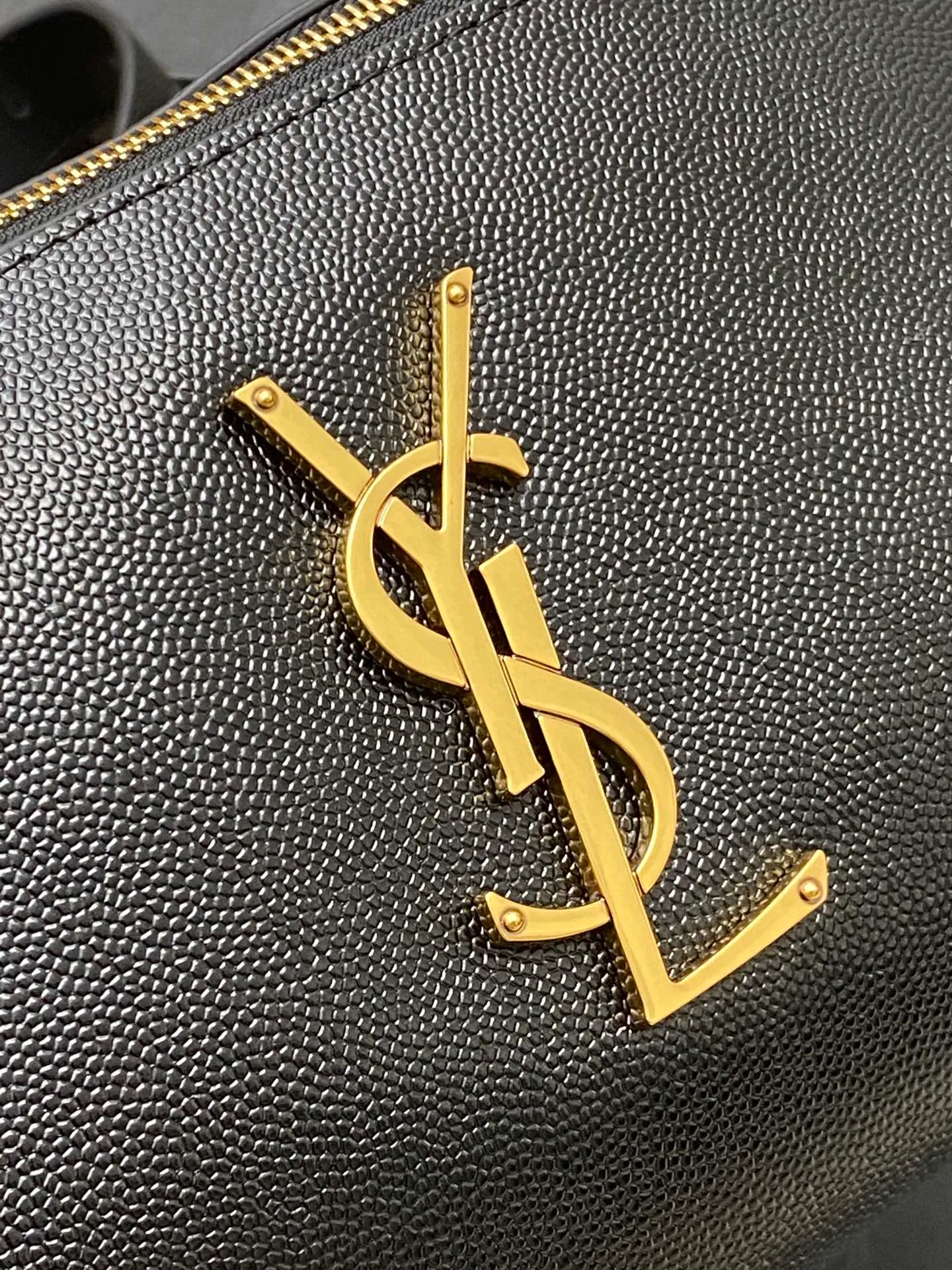 💰1240 black ball pattern/gold (waist bag) 🌈The latest big logo waist bag from Y's counter👑Using high-grade caviar leather pattern, customized exclusive hardware, exclusive to the market😎The shape is the original semi-circular bag body, and the leather shoulder strap is equipped with an adjustment buckle, suitable for both fat and thin! It can also be adjusted into a chest bag or crossbody bag [Celebration], which increases the functionality of the bag! There are no other compartments in the bag except for 3 card slots and a cash slot, so you can use it casually without any constraints👍20240630 Model: 569737 [original leather] Size: 25x14x3.5cm