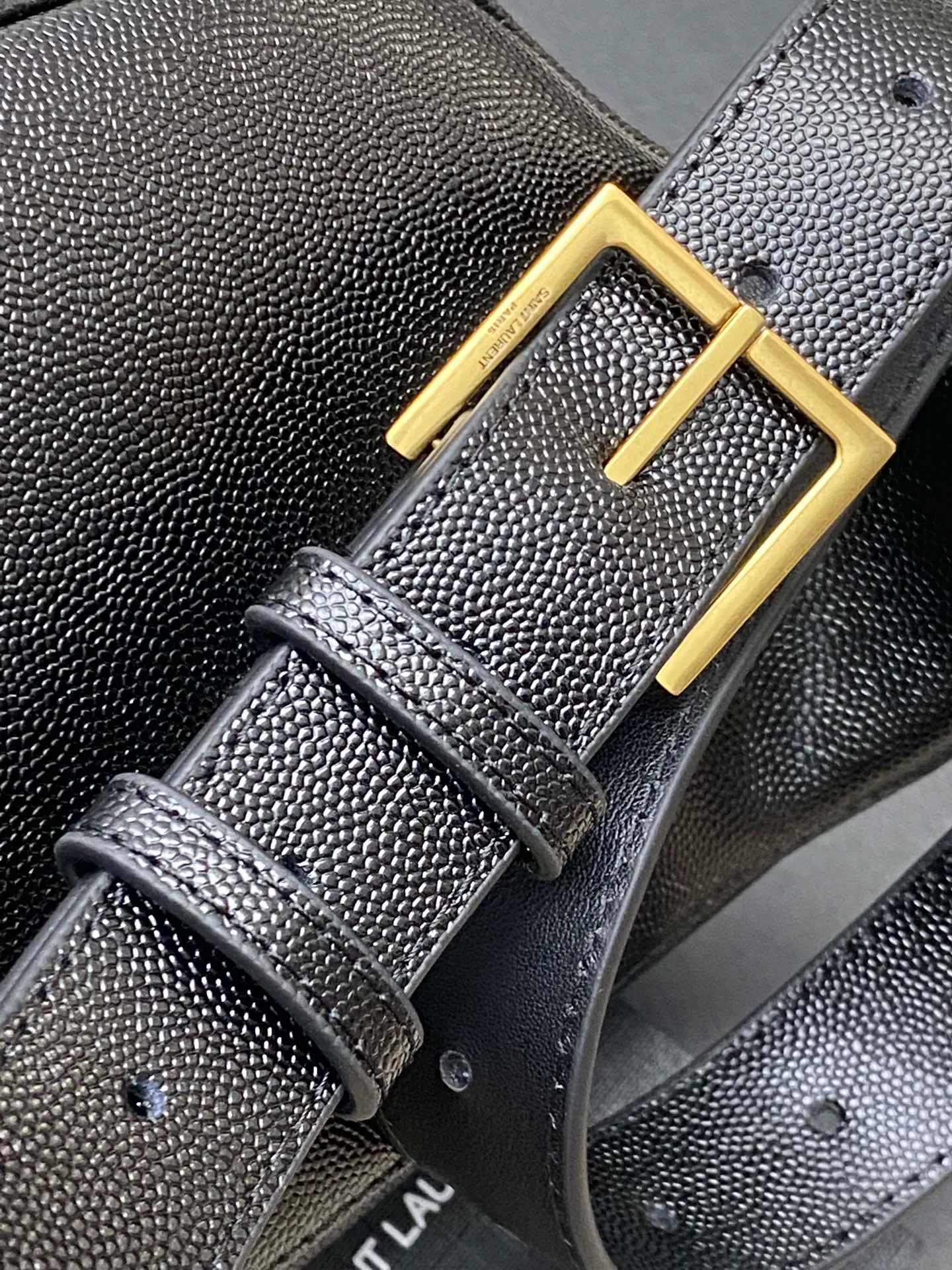 💰1240 black ball pattern/gold (waist bag) 🌈The latest big logo waist bag from Y's counter👑Using high-grade caviar leather pattern, customized exclusive hardware, exclusive to the market😎The shape is the original semi-circular bag body, and the leather shoulder strap is equipped with an adjustment buckle, suitable for both fat and thin! It can also be adjusted into a chest bag or crossbody bag [Celebration], which increases the functionality of the bag! There are no other compartments in the bag except for 3 card slots and a cash slot, so you can use it casually without any constraints👍20240630 Model: 569737 [original leather] Size: 25x14x3.5cm