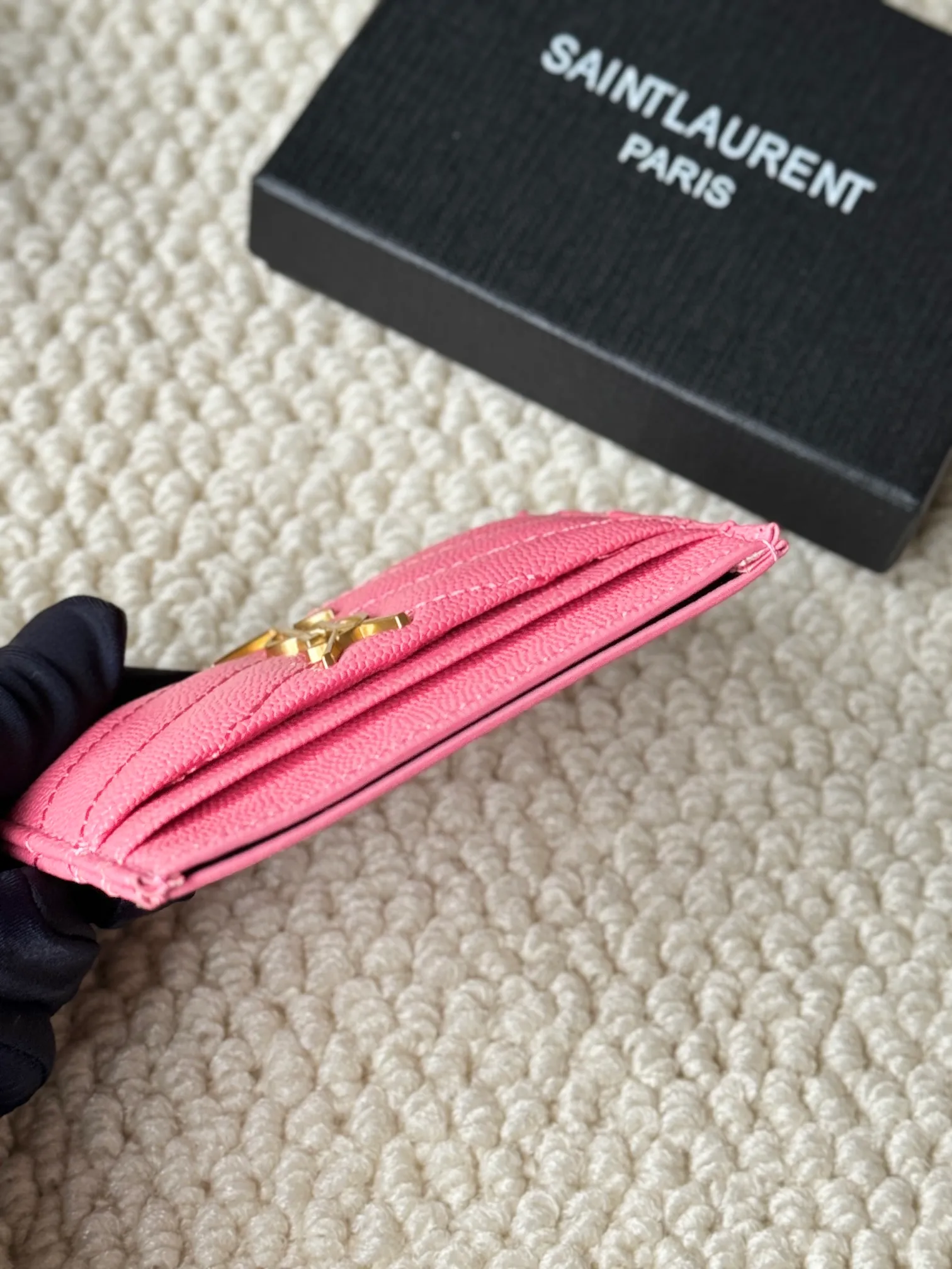 💰100 ysl Yves Saint Laurent's most classic genuine card bag, with sheepskin microfiber lining, jacquard embossed stitching sheepskin credit card holder, metal interlocking YSL logo original single-pair hardware, copied details Style number: 423291 Size: 10.5×7.5×0.5cm