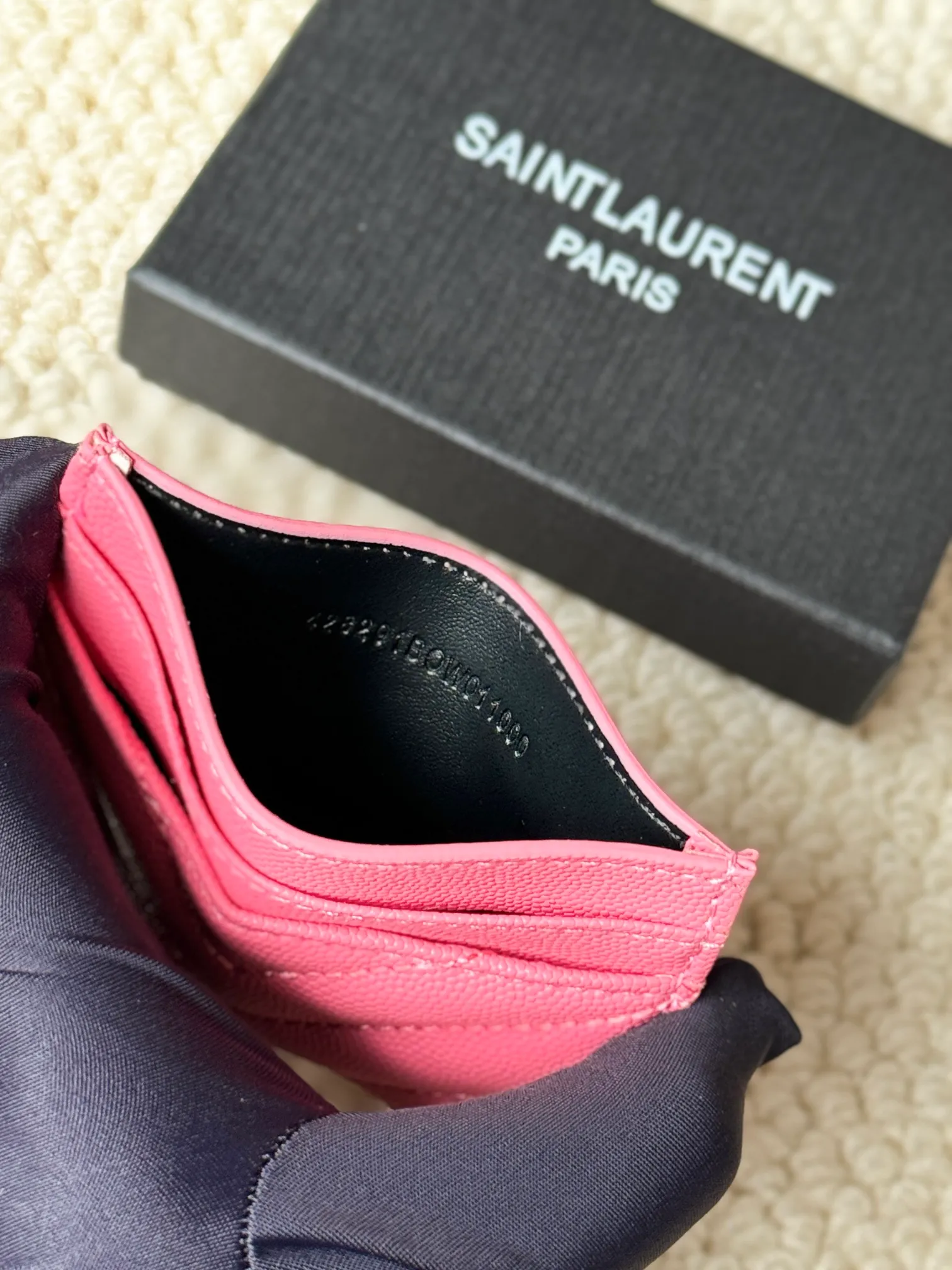 💰100 ysl Yves Saint Laurent's most classic genuine card bag, with sheepskin microfiber lining, jacquard embossed stitching sheepskin credit card holder, metal interlocking YSL logo original single-pair hardware, copied details Style number: 423291 Size: 10.5×7.5×0.5cm