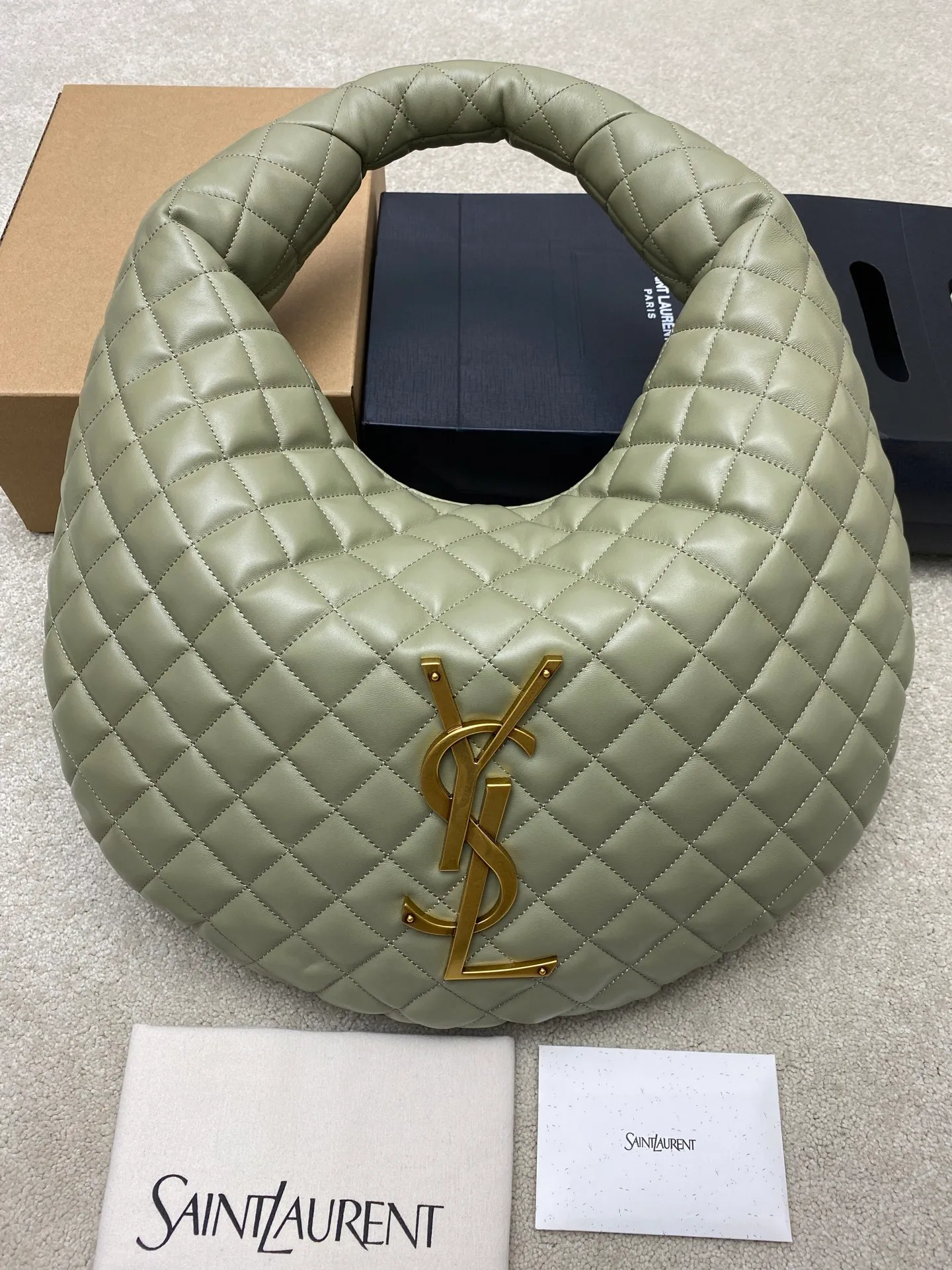 Moss green sheepskin/gold 🌈New ICARE baby nappa sheepskin handbag The much-anticipated croissant-shaped bag 🥐 makes its debut, embellished with the iconic metal logo, perfectly combining retro and modern feel, making it one of the most anticipated It Bags this season. Whether it's for daily outings or night parties, this bag can be easily carried! 202501050 Model: 858160 [Original leather] Size: 47x35x15 [This size does not come with packaging]