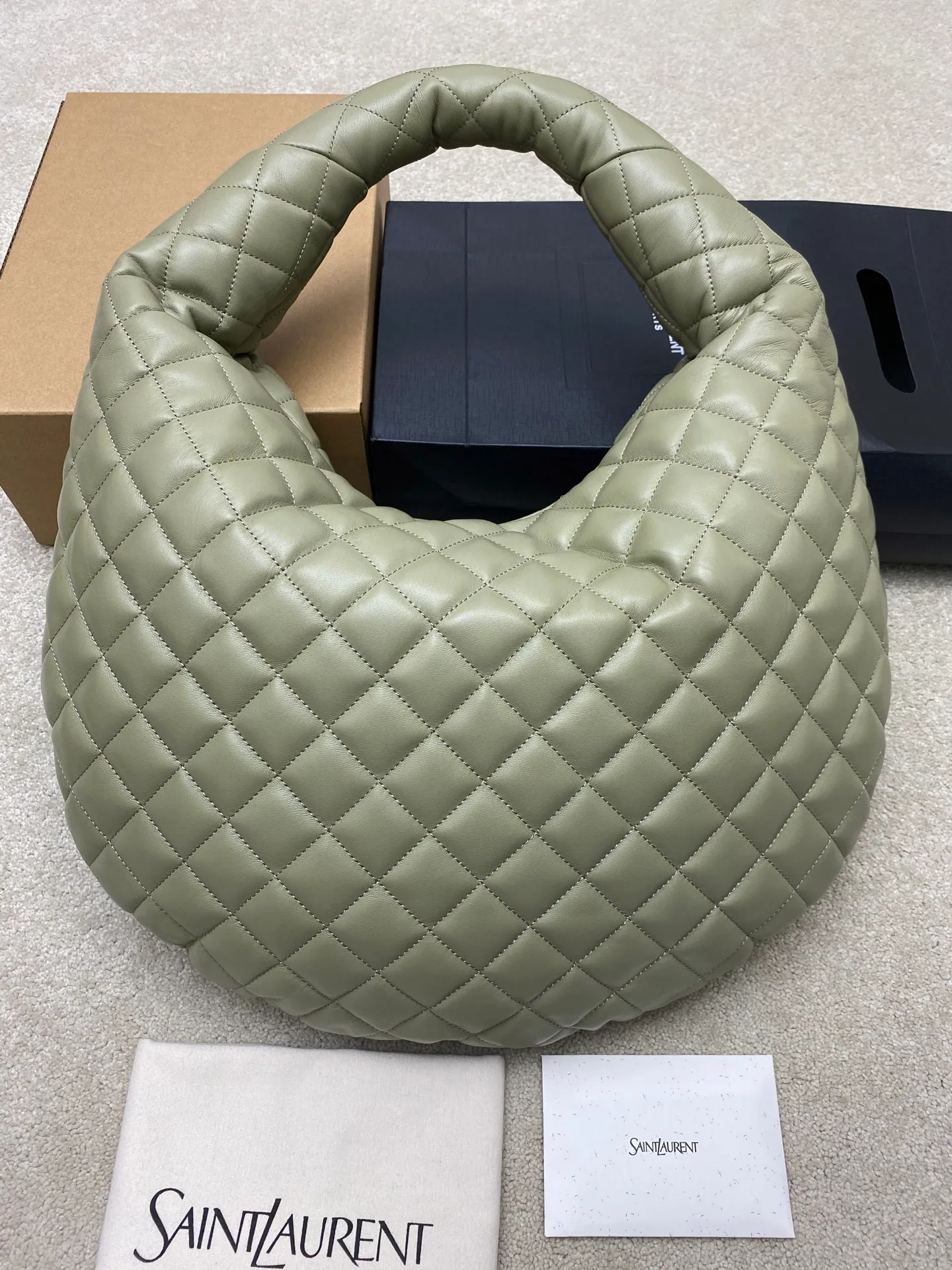 Moss green sheepskin/gold 🌈New ICARE baby nappa sheepskin handbag The much-anticipated croissant-shaped bag 🥐 makes its debut, embellished with the iconic metal logo, perfectly combining retro and modern feel, making it one of the most anticipated It Bags this season. Whether it's for daily outings or night parties, this bag can be easily carried! 202501050 Model: 858160 [Original leather] Size: 47x35x15 [This size does not come with packaging]