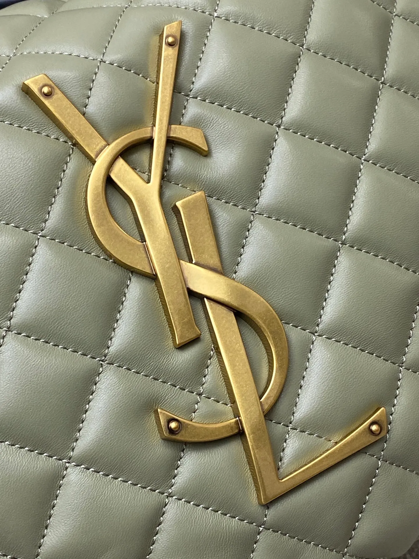 Moss green sheepskin/gold 🌈New ICARE baby nappa sheepskin handbag The much-anticipated croissant-shaped bag 🥐 makes its debut, embellished with the iconic metal logo, perfectly combining retro and modern feel, making it one of the most anticipated It Bags this season. Whether it's for daily outings or night parties, this bag can be easily carried! 202501050 Model: 858160 [Original leather] Size: 47x35x15 [This size does not come with packaging]