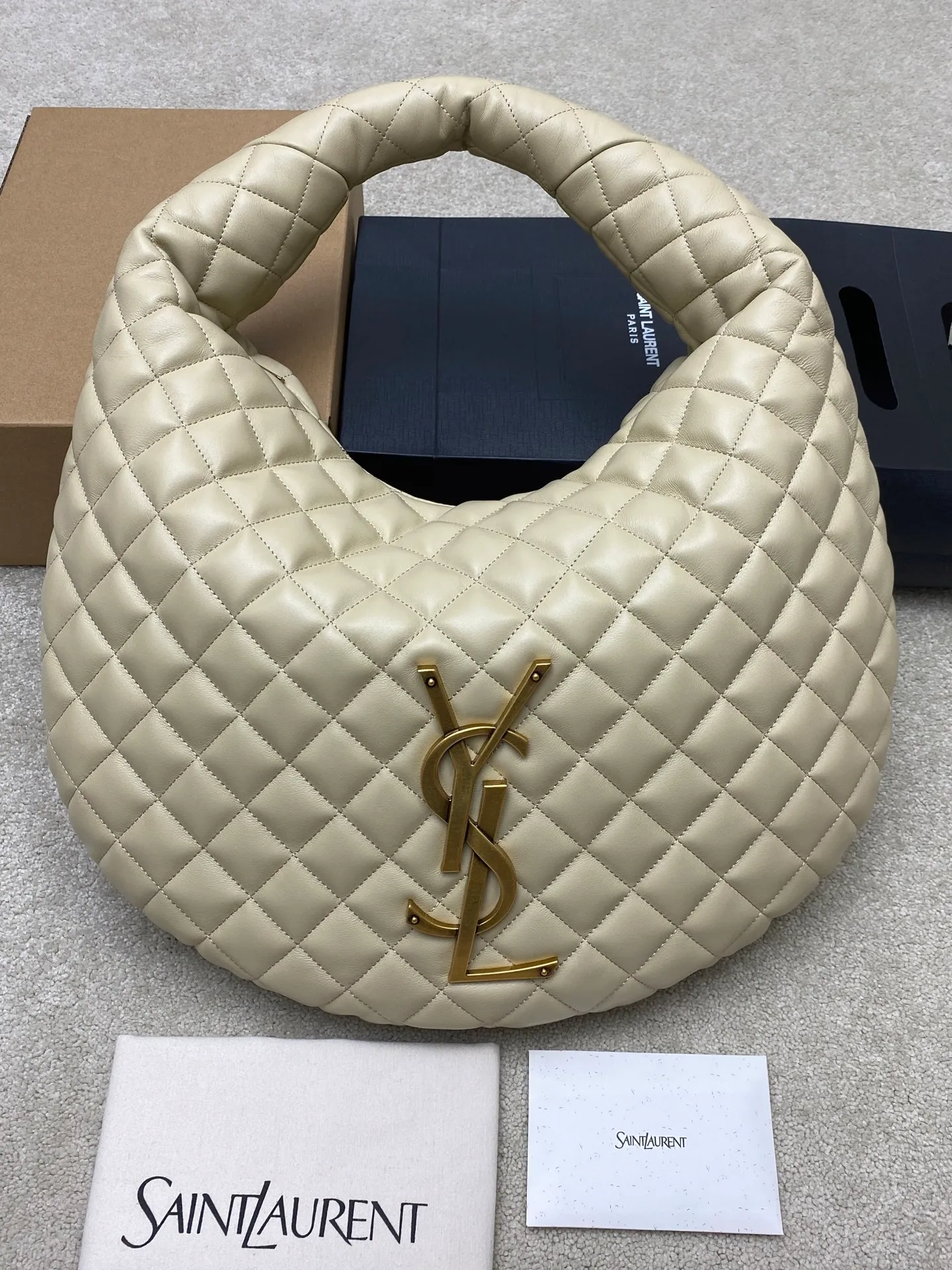 Light apricot sheepskin/gold 🌈New ICARE baby nappa sheepskin handbag The much-anticipated croissant-shaped bag 🥐 makes its debut, embellished with the iconic metal logo, perfectly combining retro and modern feel, making it one of the most anticipated It Bags this season. Whether it's for daily outings or night parties, this bag can be easily carried! 202501050 Model: 858160 [Original leather] Size: 47x35x15 [This size does not come with packaging]