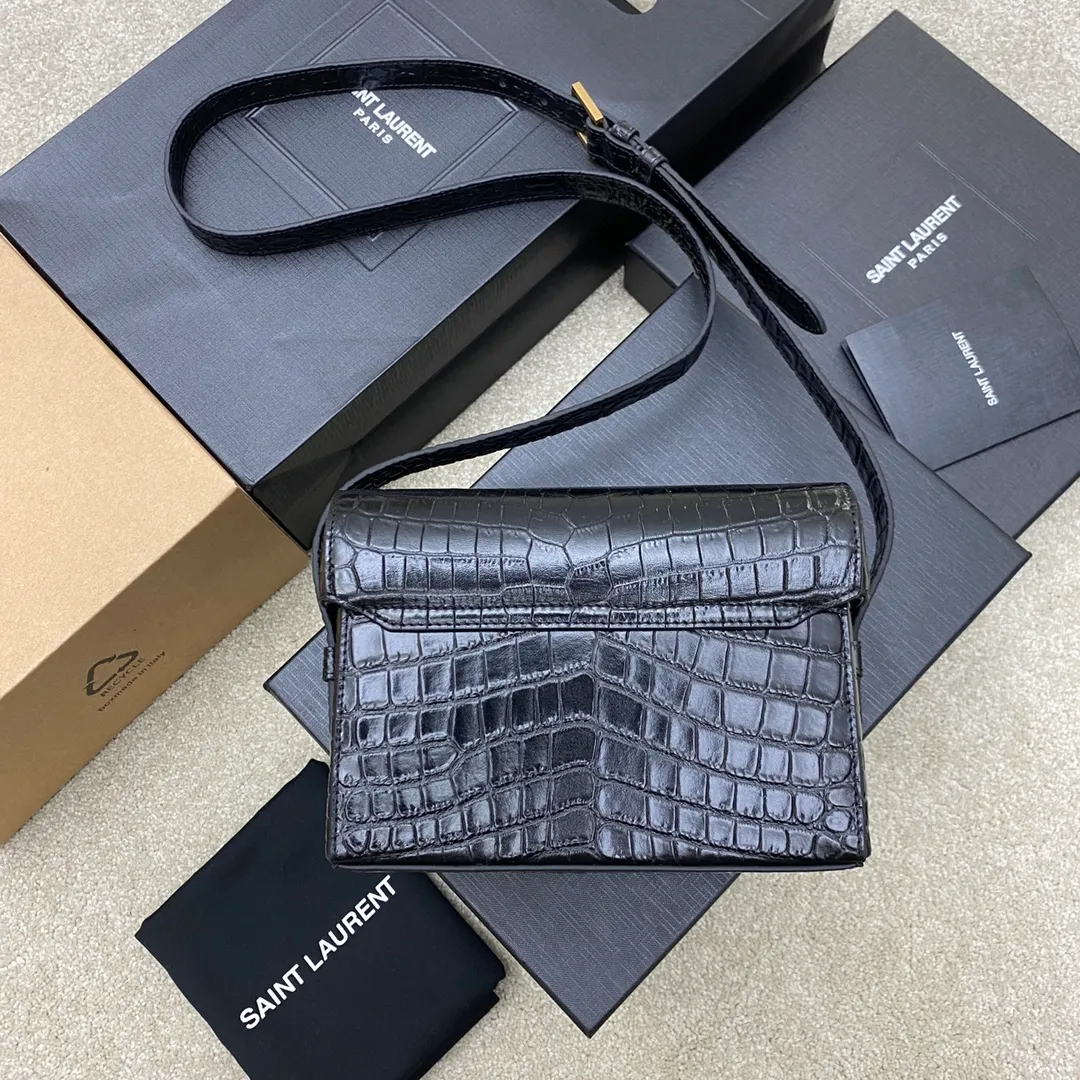💰1500 Black crocodile/gold buckle 🌈2023 autumn and winter new JUNE quilted crocodile pattern cow leather box-shaped box bag, with front flap, fixed barrel design, extremely complicated handwork, with YSL letter swirl design and diamond pattern quilted overlock seams. Fashion is really reincarnation, the new small box bag gives people a bright retro look👍20220750 Model: 710080 [original leather] Size: 19x15x8cm
