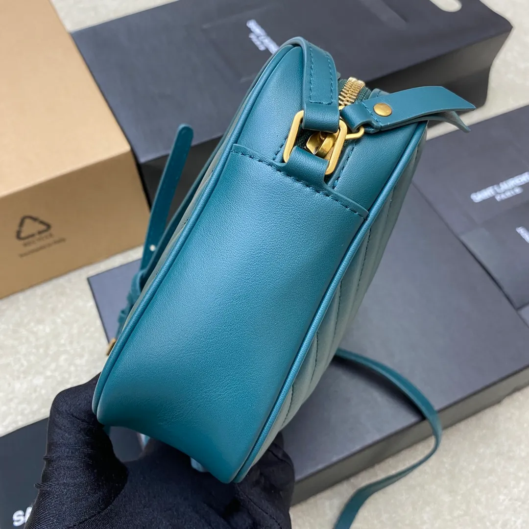 Turquoise green plain leather/gold 🌈The popular Y family LOU BAG camera bag is super lightweight and has an amazing capacity👍original ZP leather‼ ️Delicate and high-end, the leather feels super good👍The simple bag body is embellished with Y’s classic logo, the shoulder straps can be adjusted, and the tassel pendant can be removed, making it lightweight and versatile! 20220680 Model: 505730 [original leather] Size: 23*16*6cm