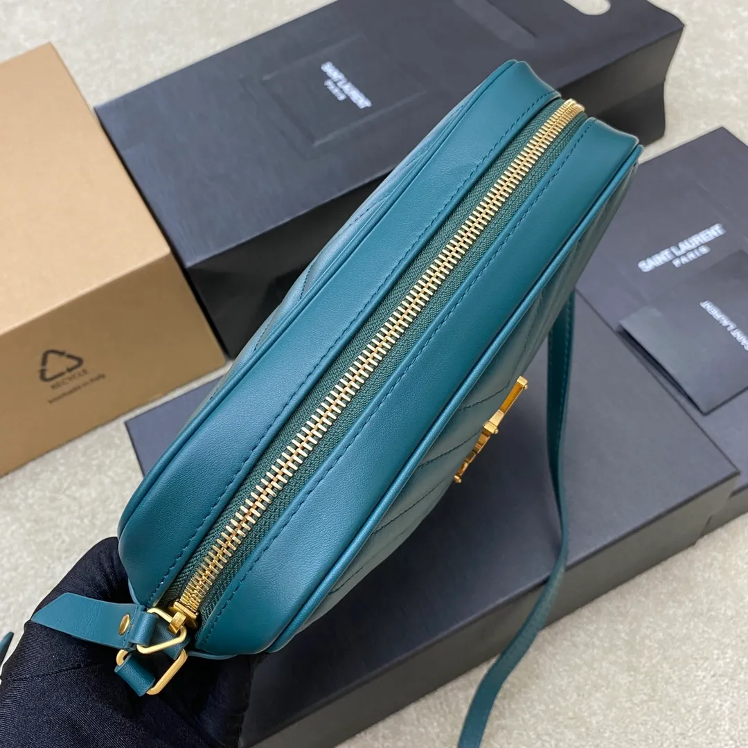 Turquoise green plain leather/gold 🌈The popular Y family LOU BAG camera bag is super lightweight and has an amazing capacity👍original ZP leather‼ ️Delicate and high-end, the leather feels super good👍The simple bag body is embellished with Y’s classic logo, the shoulder straps can be adjusted, and the tassel pendant can be removed, making it lightweight and versatile! 20220680 Model: 505730 [original leather] Size: 23*16*6cm