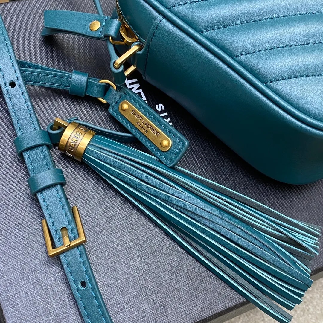Turquoise green plain leather/gold 🌈The popular Y family LOU BAG camera bag is super lightweight and has an amazing capacity👍original ZP leather‼ ️Delicate and high-end, the leather feels super good👍The simple bag body is embellished with Y’s classic logo, the shoulder straps can be adjusted, and the tassel pendant can be removed, making it lightweight and versatile! 20220680 Model: 505730 [original leather] Size: 23*16*6cm