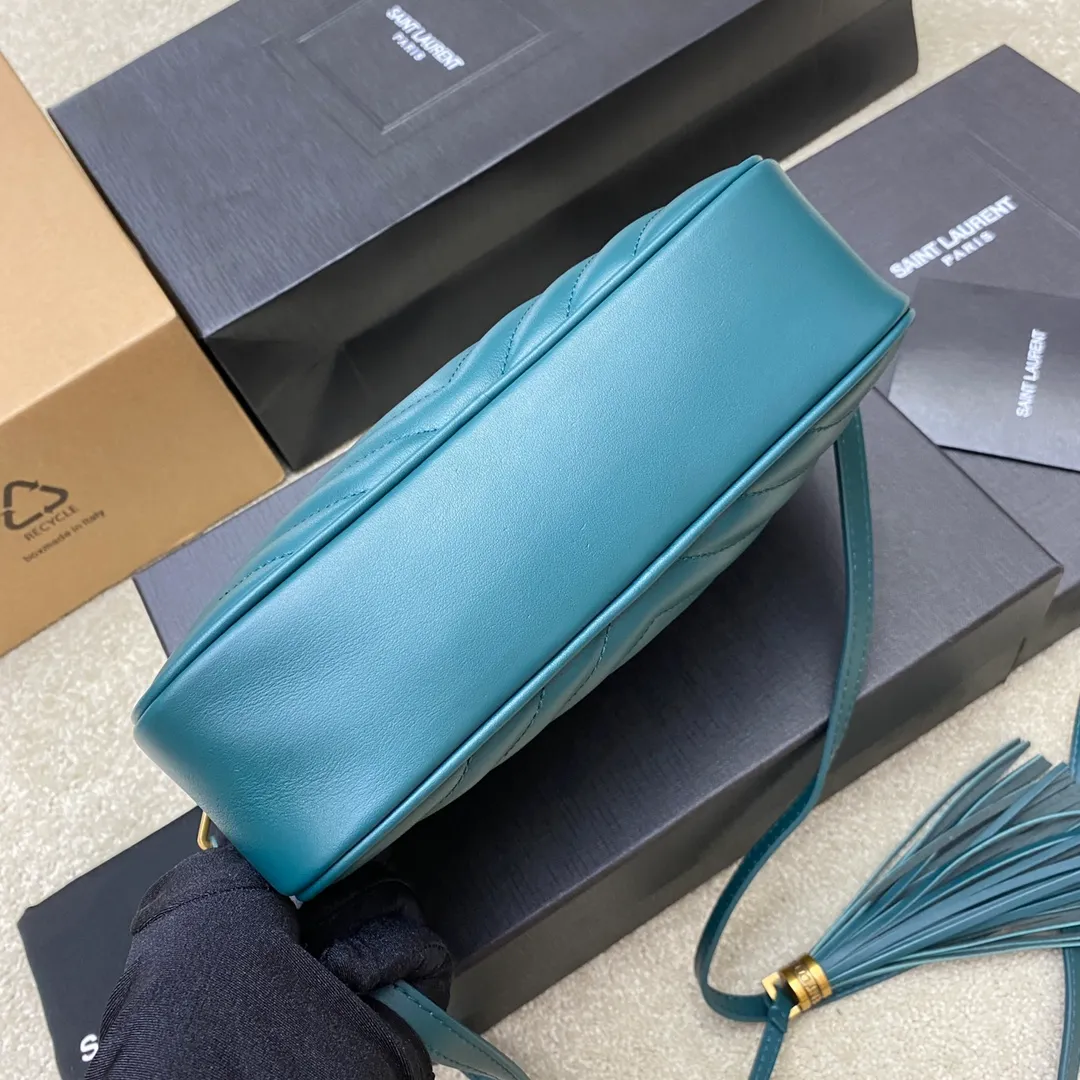 Turquoise green plain leather/gold 🌈The popular Y family LOU BAG camera bag is super lightweight and has an amazing capacity👍original ZP leather‼ ️Delicate and high-end, the leather feels super good👍The simple bag body is embellished with Y’s classic logo, the shoulder straps can be adjusted, and the tassel pendant can be removed, making it lightweight and versatile! 20220680 Model: 505730 [original leather] Size: 23*16*6cm