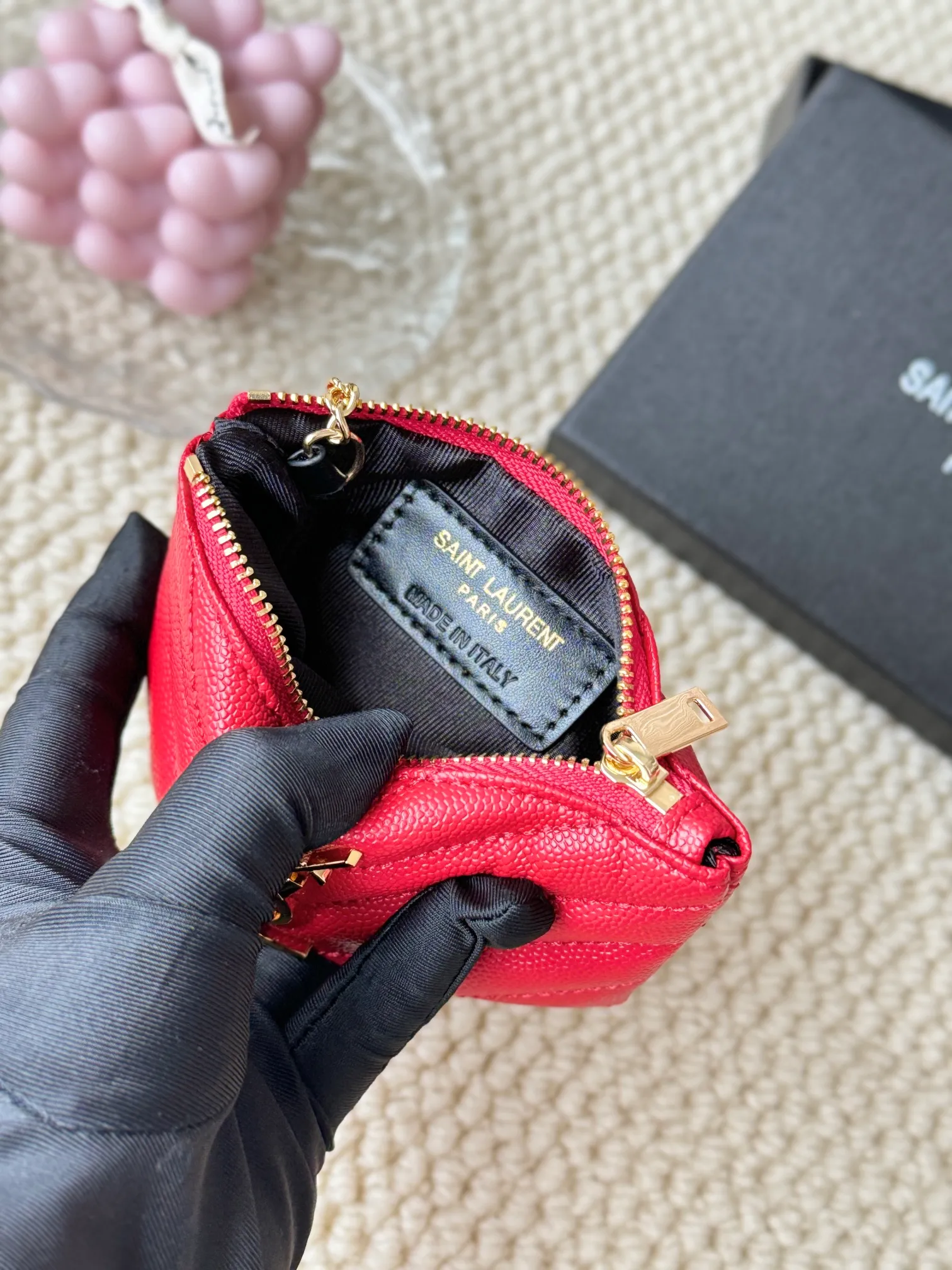 💰140 The first key bag in the ysl series, a V-shaped chain bag, matching key ring, grosgrain lining, and exquisite hardware make this small leather bag particularly good. It can be used as a key bag or coin purse, suitable for men and women. Great for giving as a gift or for personal use! Style number: 438386 Size: 13x7.5x2cm
