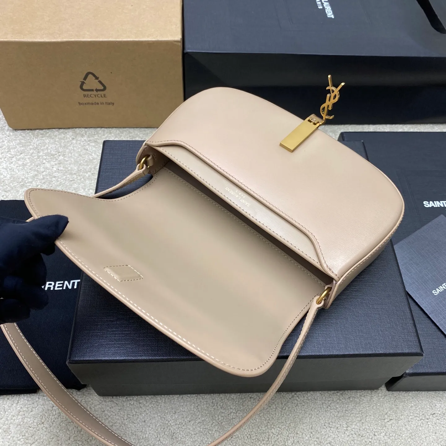 💰1500 Apricot Toothpick Pattern/Gold 🌈24 Mini Voltaire Underarm Bag🔥My favorite style of minimalism, revealing high-end beauty! The oval armpit bag has a retro feel and is suitable for carrying under the armpits! The flip buckle is very novel! This is the feeling of minimalism meets retro, perfectly reflecting the elegance of the modern women of the Yang Shulin family! 20240750 Model: 779642 [original leather] Size: 21x11x4.5cm