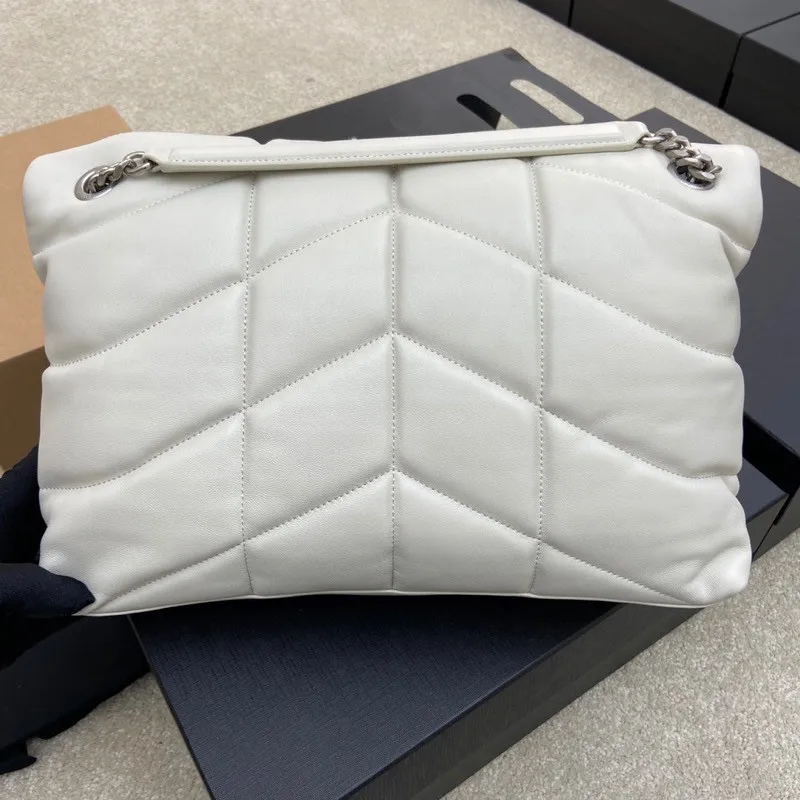 White sheepskin/silver hardware 🌈𝑳𝑶𝑼𝑳𝑶𝑼 𝑷𝑼𝑭𝑭𝑬𝑹 Large quilted lambskin bag, made of genuine genuine leather, feels soft and delicate, like embracing clouds☁️✨The classic Y family logo, chain and buttonhole hardware are all made of Barkin matte silver hardware. The opening of the bag is folded and sealed with a magnetic snap buckle, which has first-class sealing and safety👍20210900 Size: 35*23*13.5cm Model: 577475 [original leather]
