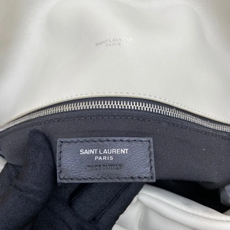 White sheepskin/silver hardware 🌈𝑳𝑶𝑼𝑳𝑶𝑼 𝑷𝑼𝑭𝑭𝑬𝑹 Large quilted lambskin bag, made of genuine genuine leather, feels soft and delicate, like embracing clouds☁️✨The classic Y family logo, chain and buttonhole hardware are all made of Barkin matte silver hardware. The opening of the bag is folded and sealed with a magnetic snap buckle, which has first-class sealing and safety👍20210900 Size: 35*23*13.5cm Model: 577475 [original leather]