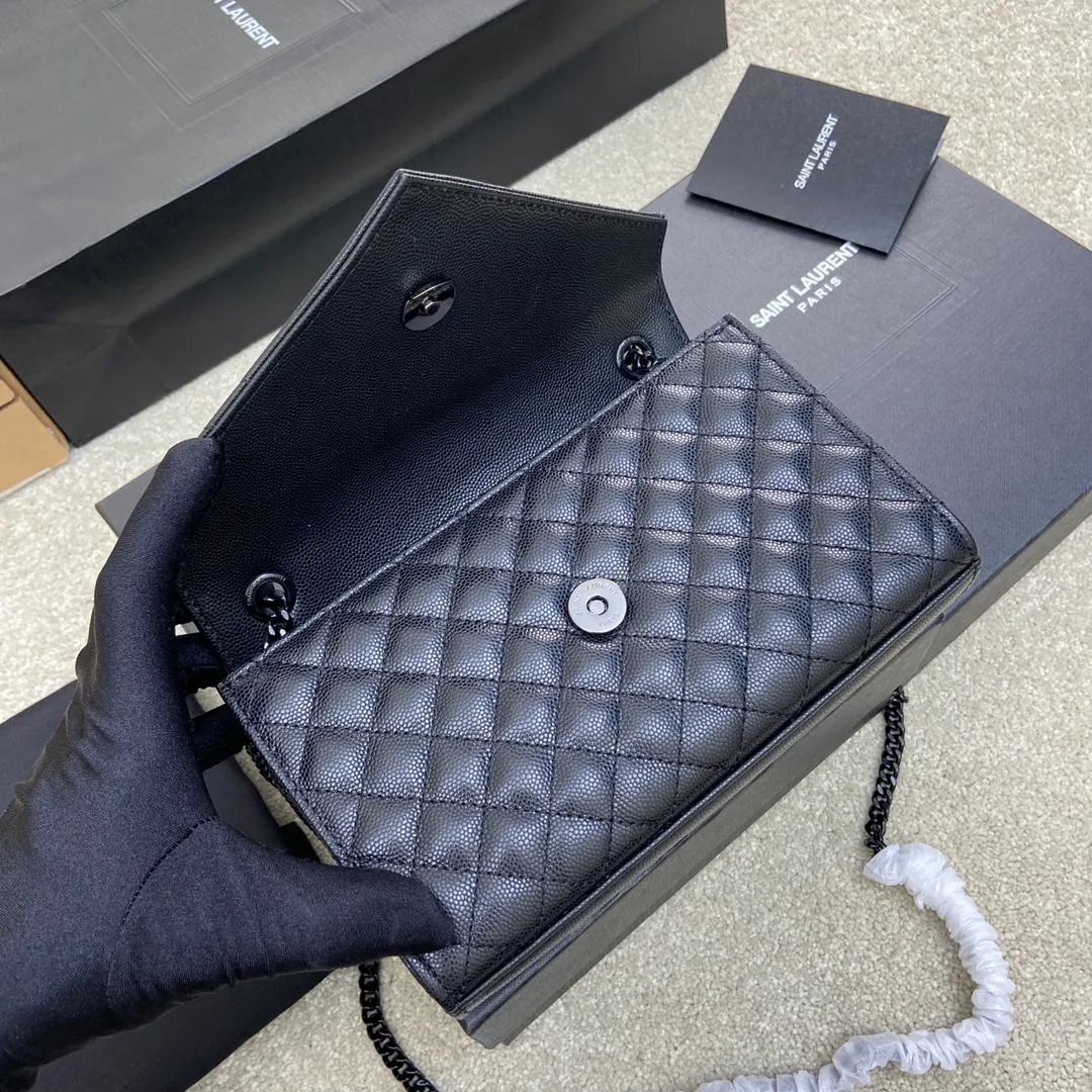 Black ball pattern/black chain 🌈The new Envelope small caviar is made of top-quality imported cowhide with pressed caviar pattern, which is stunningly beautiful💋Classic is eternal‼ ️Versatile beyond imagination, elegant and fashionable all in one! The workmanship details are impeccable👍20220680 Model: 600915 [Original leather] Size: 21x13x6cm