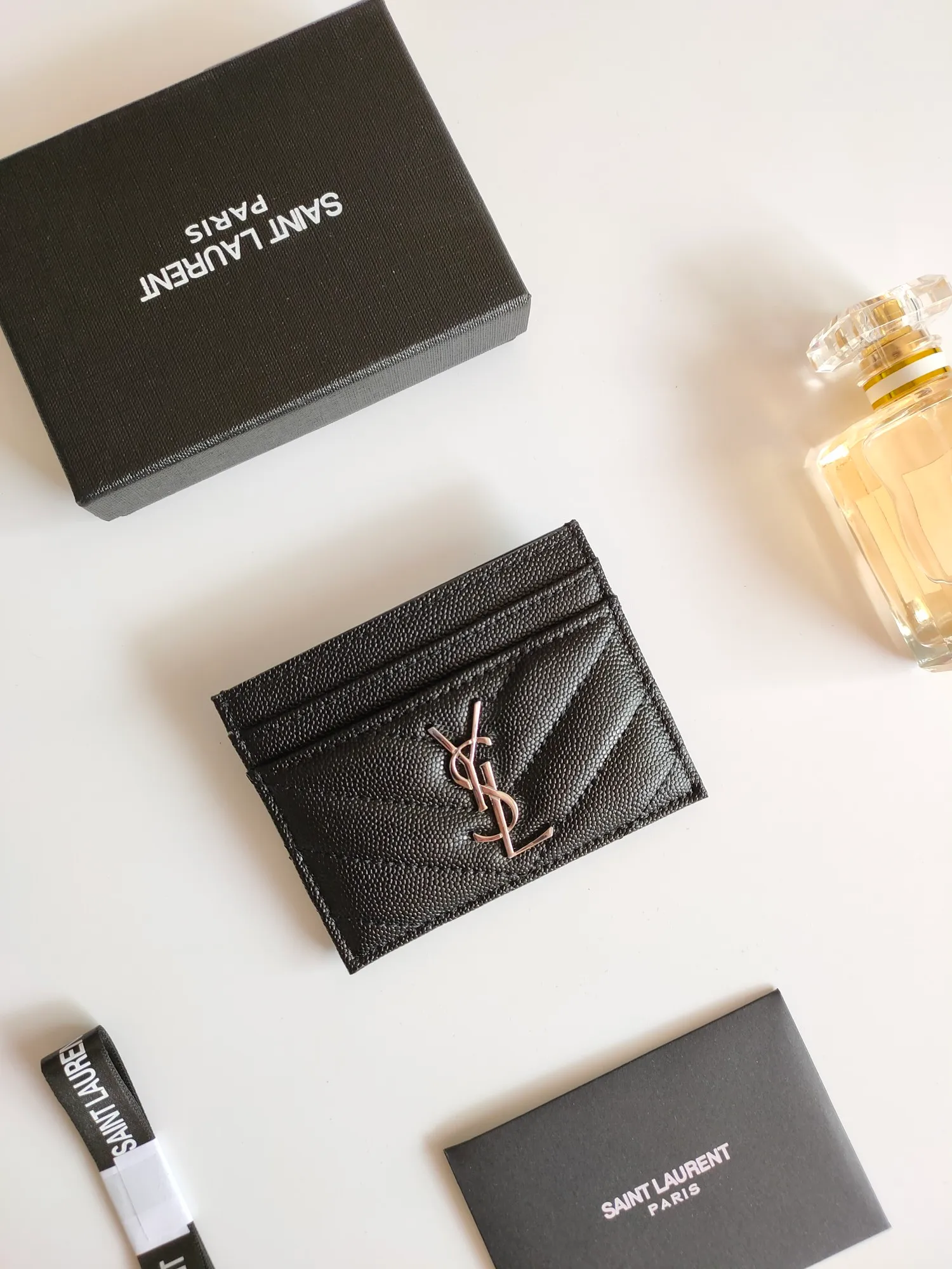 💰90 Yves Saint Laurent new product shipped👉Genuine pickup bag, cowhide ball pattern🎀Sheep pattern microfiber lining, jacquard stitching genuine leather credit card holder, metal interlocking YSL logo original single-pair hardware, replica details😋Style number: 423291😎Dimensions: 10.5×7.5×0.5cm