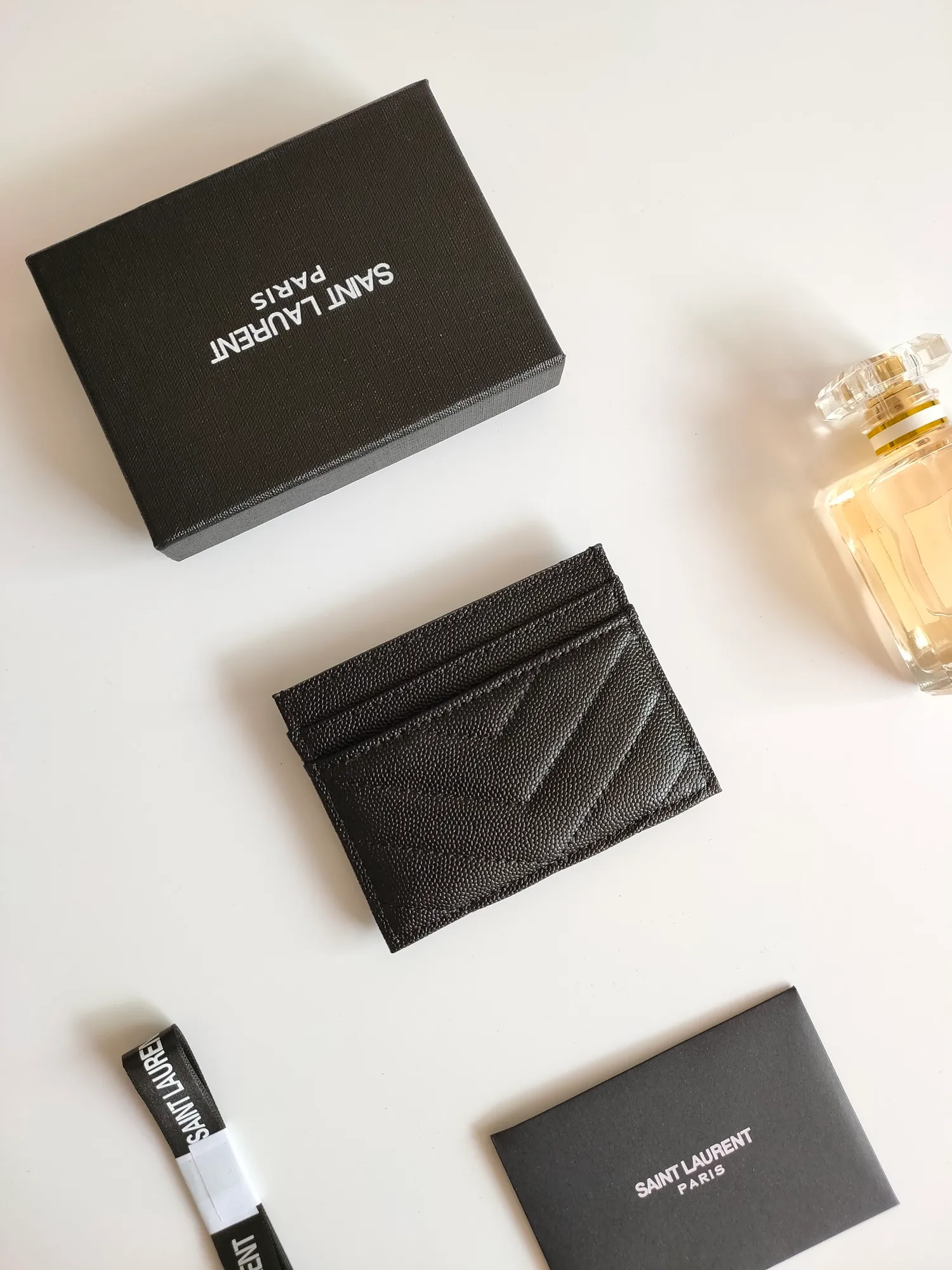 💰90 Yves Saint Laurent new product shipped👉Genuine pickup bag, cowhide ball pattern🎀Sheep pattern microfiber lining, jacquard stitching genuine leather credit card holder, metal interlocking YSL logo original single-pair hardware, replica details😋Style number: 423291😎Dimensions: 10.5×7.5×0.5cm