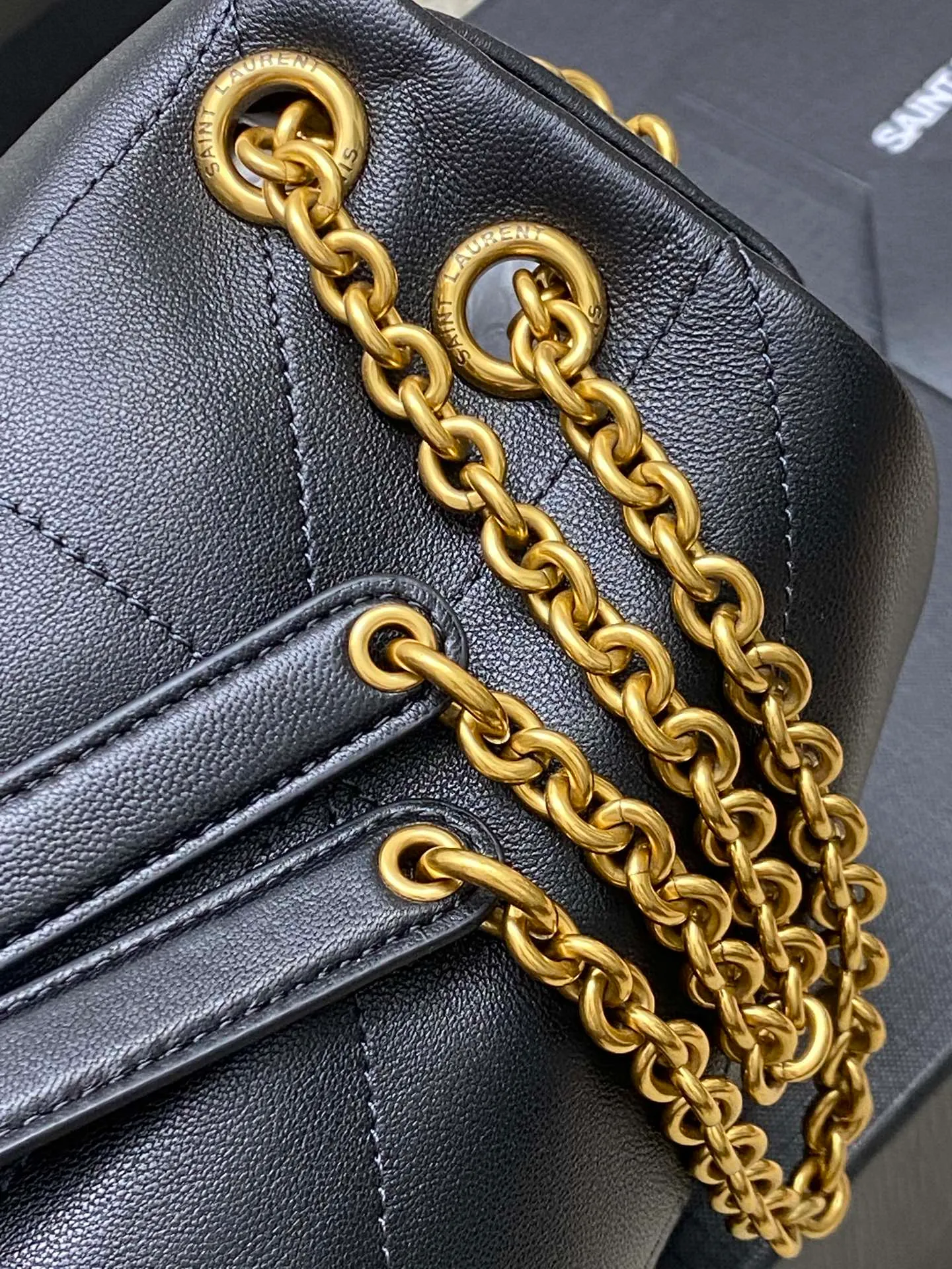 💰1760 black sheepskin/gold 🌈JAMIE 4.3 small original sheepskin handbag! Small bag in soft nappa leather with CARRE RIVE GAUCHE webbed topstitching. Lightweight and compact, with an adjustable sliding shoulder strap, it can be worn in a variety of ways. The bag is designed with a classic retro distressed version. It is very beautiful and fashionable, versatile for commuting, unexpectedly light and very practical! It can be carried by hand, carried on the shoulder or cross-body in various ways! An absolute must-have item! 20230880 Model: 763475 [original leather] Size: 26×15×7cm