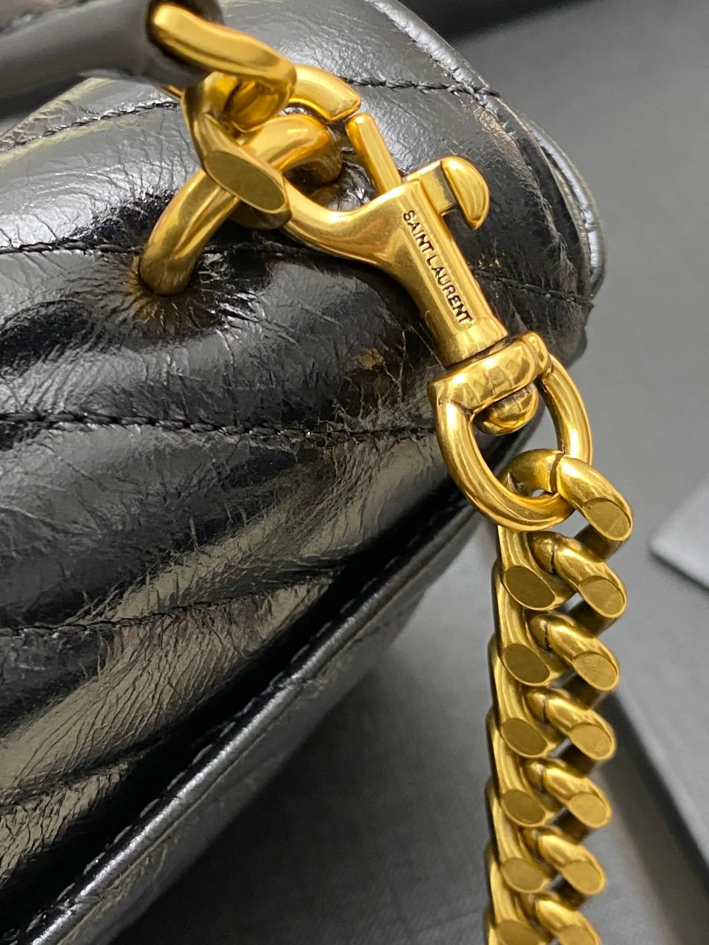💰1180 waxed black leather/antique gold 🌈New College glossy crackle mini messenger bag😘Multi-functional item equipped with top handle and detachable leather spliced ​​chain long shoulder strap, classic and more casual, with various concave shapes, recommended for everyone! The retro waxed leather is really super nice👍20230590 Style number: 779430 [original leather] Size: 20x13x3cm
