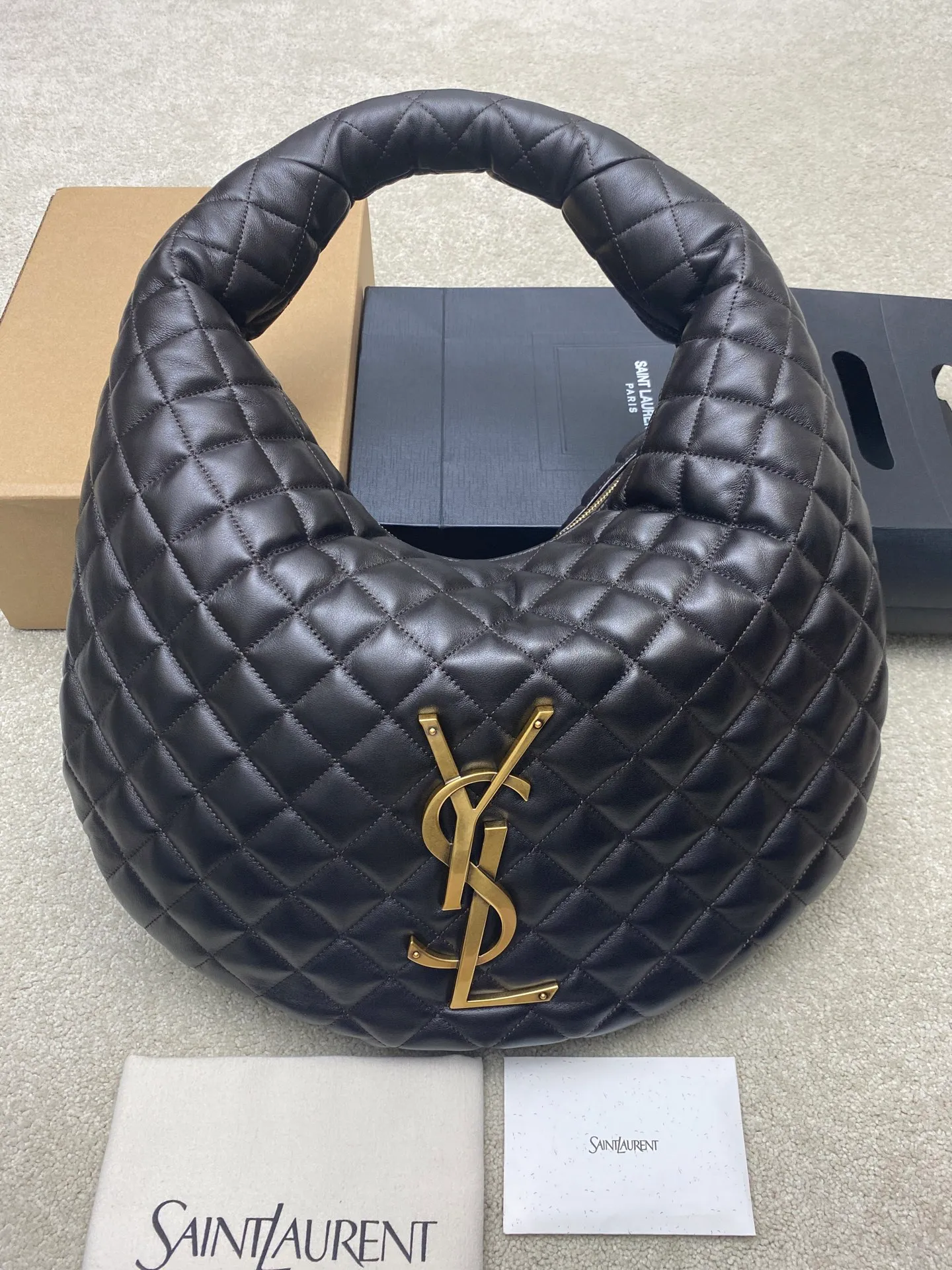 Dark coffee sheepskin/gold 🌈New ICARE baby nappa sheepskin handbag The much-anticipated croissant-shaped bag 🥐 makes its debut, embellished with the iconic metal logo, perfectly combining retro and modern feel, making it one of the most anticipated It Bags this season. Whether it's for daily outings or night parties, this bag can be easily carried! 202501050 Model: 858160 [Original leather] Size: 47x35x15 [This size does not come with packaging]