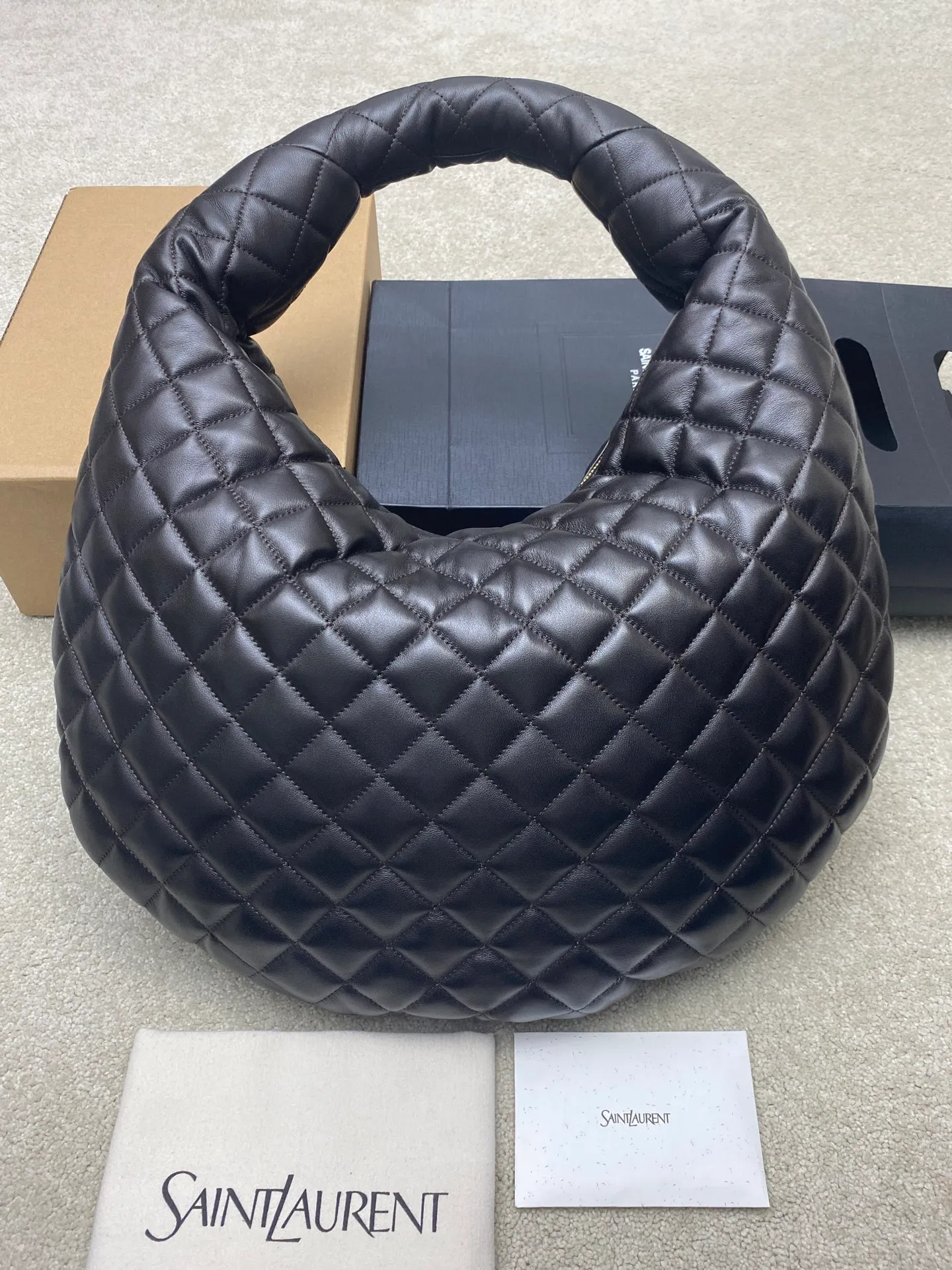 Dark coffee sheepskin/gold 🌈New ICARE baby nappa sheepskin handbag The much-anticipated croissant-shaped bag 🥐 makes its debut, embellished with the iconic metal logo, perfectly combining retro and modern feel, making it one of the most anticipated It Bags this season. Whether it's for daily outings or night parties, this bag can be easily carried! 202501050 Model: 858160 [Original leather] Size: 47x35x15 [This size does not come with packaging]