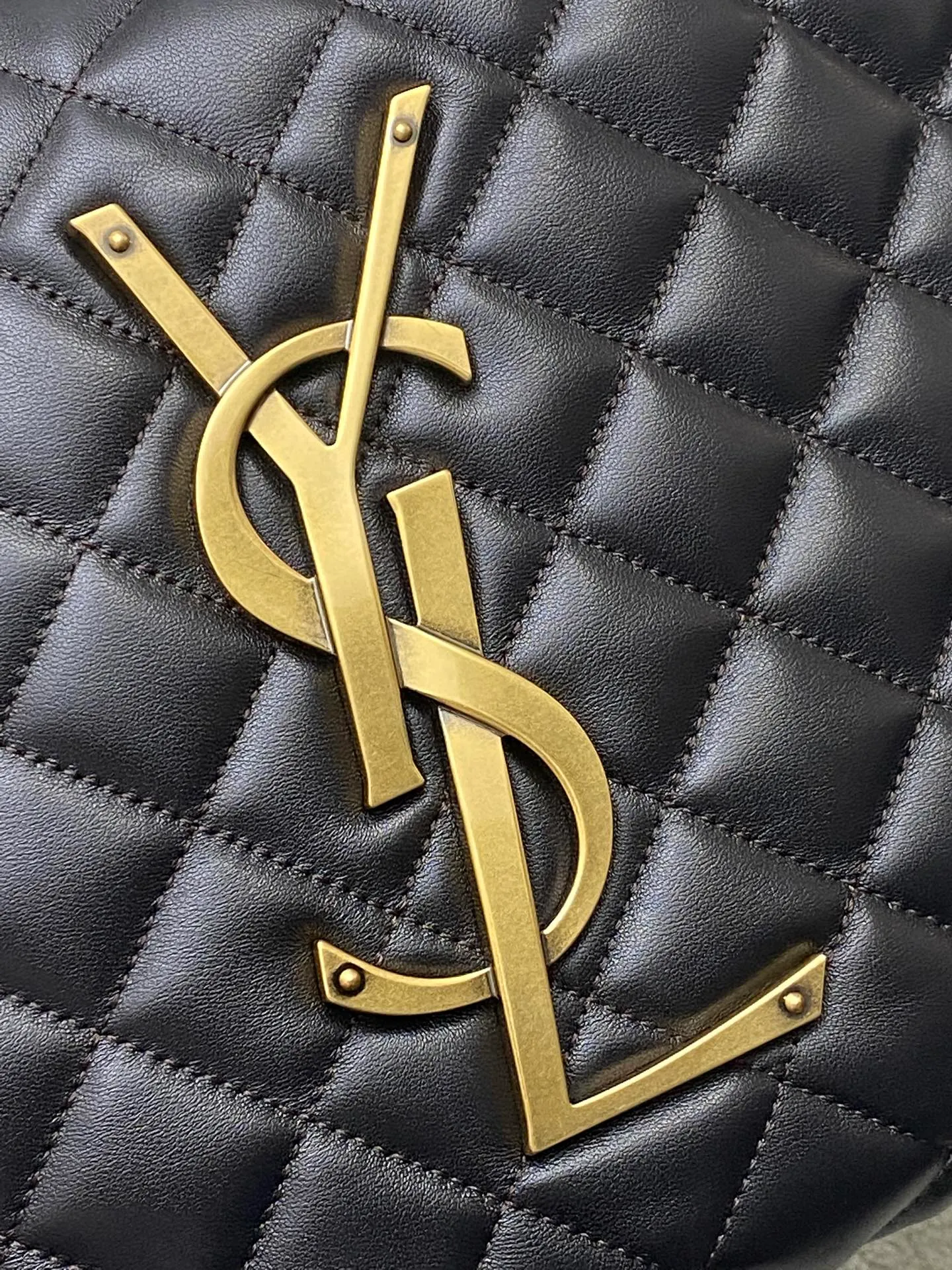 Dark coffee sheepskin/gold 🌈New ICARE baby nappa sheepskin handbag The much-anticipated croissant-shaped bag 🥐 makes its debut, embellished with the iconic metal logo, perfectly combining retro and modern feel, making it one of the most anticipated It Bags this season. Whether it's for daily outings or night parties, this bag can be easily carried! 202501050 Model: 858160 [Original leather] Size: 47x35x15 [This size does not come with packaging]