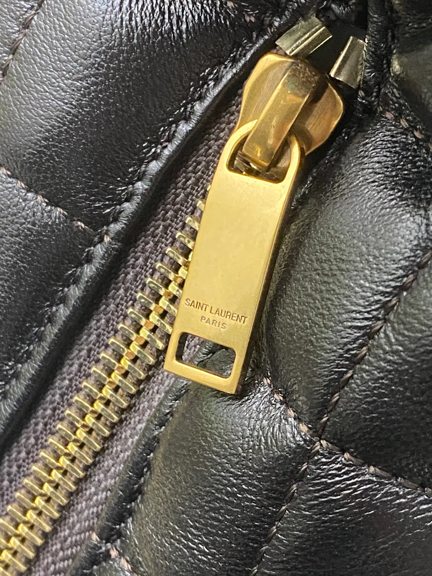 Dark coffee sheepskin/gold 🌈New ICARE baby nappa sheepskin handbag The much-anticipated croissant-shaped bag 🥐 makes its debut, embellished with the iconic metal logo, perfectly combining retro and modern feel, making it one of the most anticipated It Bags this season. Whether it's for daily outings or night parties, this bag can be easily carried! 202501050 Model: 858160 [Original leather] Size: 47x35x15 [This size does not come with packaging]