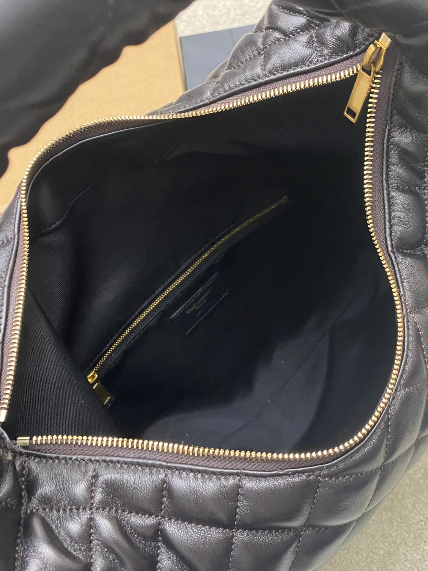 Dark coffee sheepskin/gold 🌈New ICARE baby nappa sheepskin handbag The much-anticipated croissant-shaped bag 🥐 makes its debut, embellished with the iconic metal logo, perfectly combining retro and modern feel, making it one of the most anticipated It Bags this season. Whether it's for daily outings or night parties, this bag can be easily carried! 202501050 Model: 858160 [Original leather] Size: 47x35x15 [This size does not come with packaging]