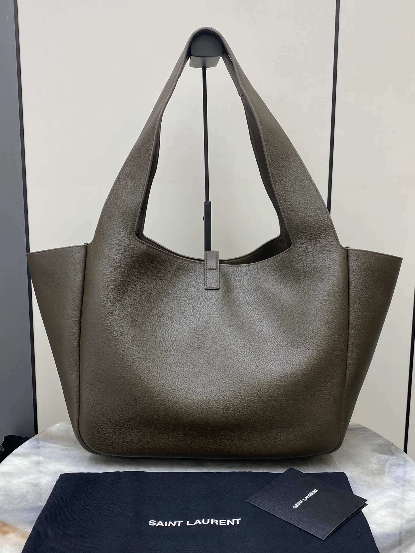 💰1700 Green pebbled pattern/antique gold 🌈Horizontal tote bag version of the new BEA handbag, leather tab closure, decorated with LE CASSANDRE. Roomy and lined in tonal suede, it features a main compartment and an interior zipped pocket. Internal lace-up design, the sides can be folded or unfolded as needed. Soft deerskin bea has an exclusive rare and luxurious texture. The simple appearance is coupled with the softness of the upper body and a lazy style. The sides can also be contracted. There are two forms👑202301280 Model: 763435 [original leather] Size: 50x28x18cm [This size does not come with packaging]